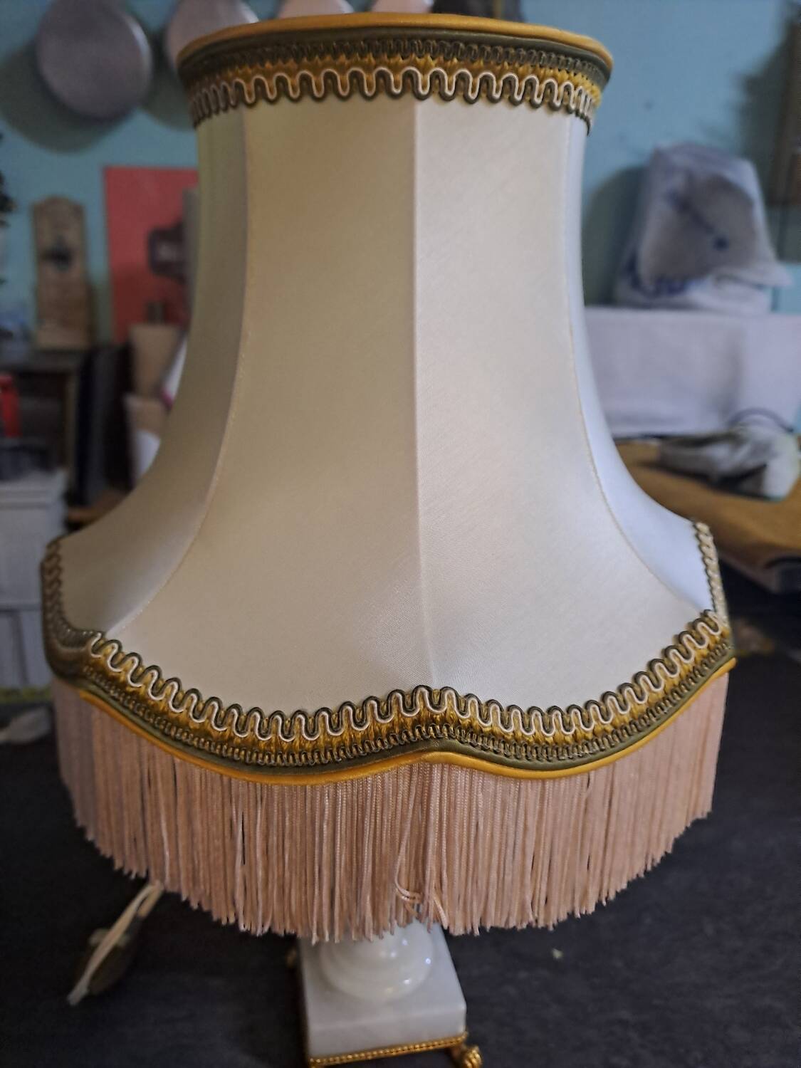 2 bedside lamps in white alabaster with lampshades.