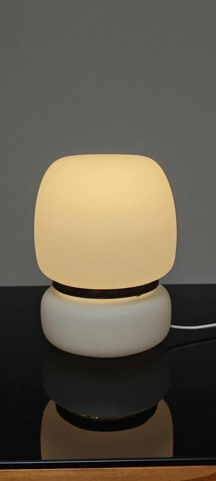 Lampe a poser tchèque en opaline blanche et laiton 1960