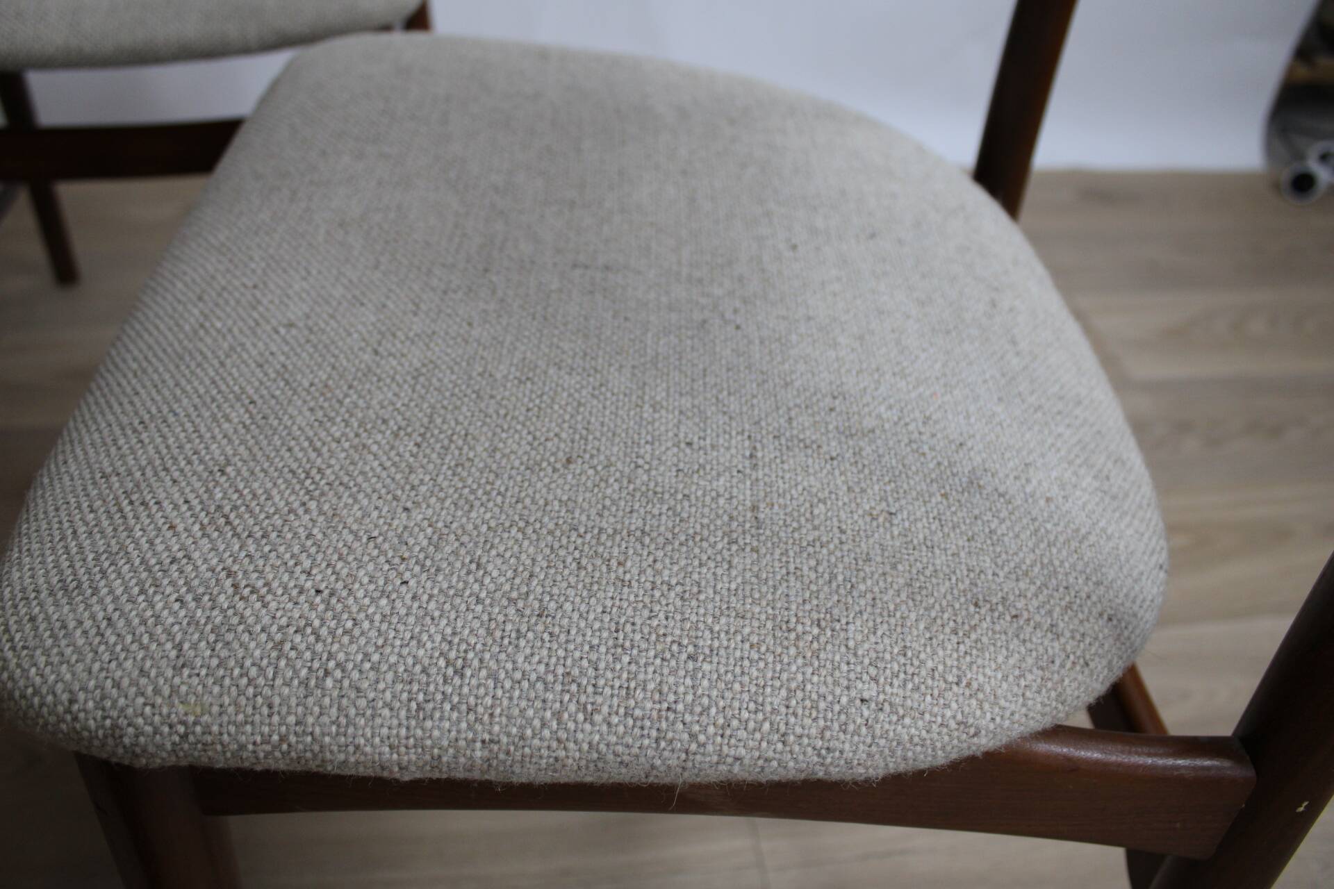 4 chaises teck tissus moiré gris blanc Scandinaves 1960 Danematk
