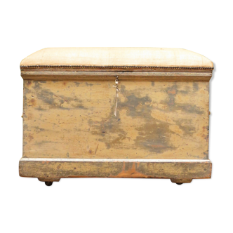 UPHOLSTERED BLANKET BOX