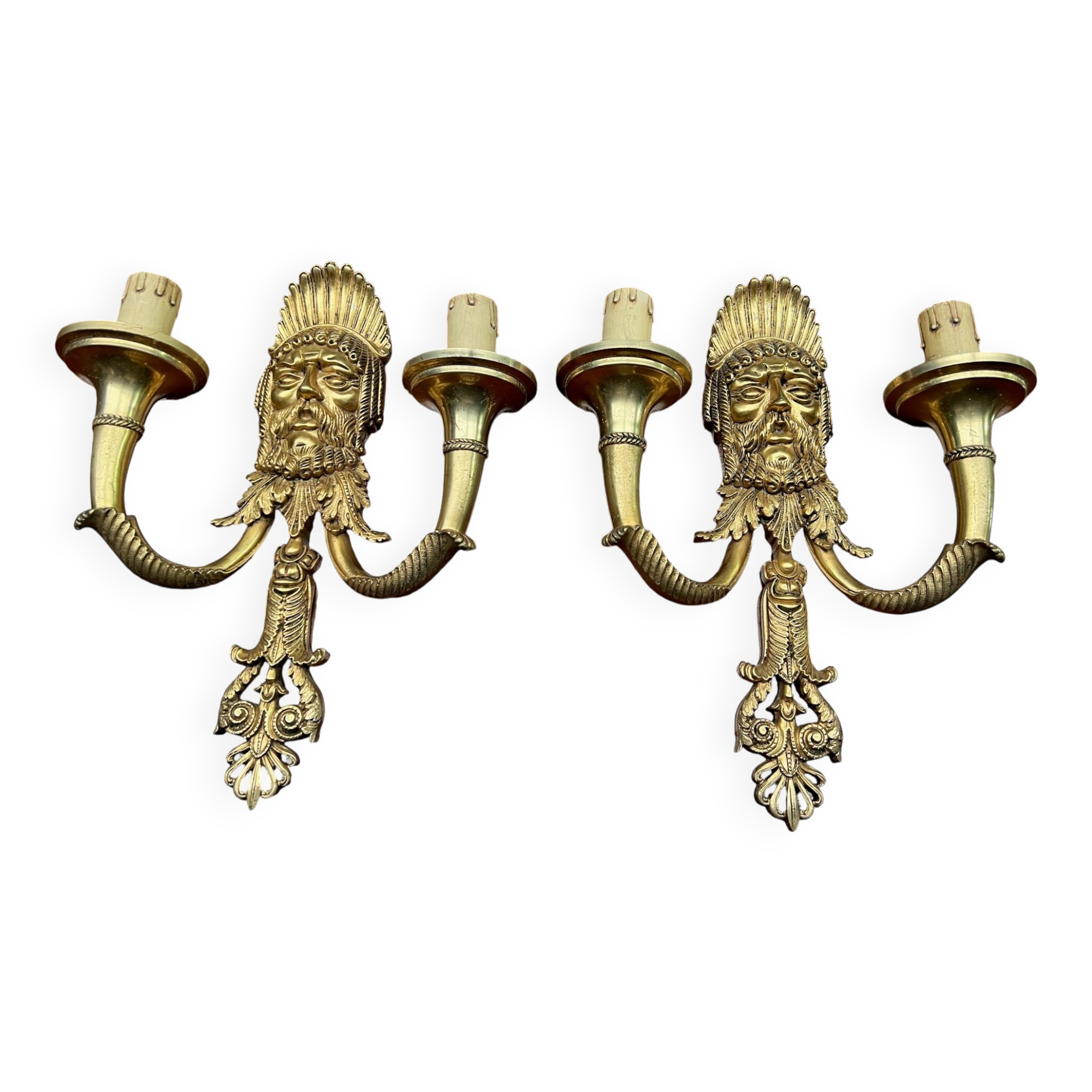 Paire d'appliques en bronze massif doré.