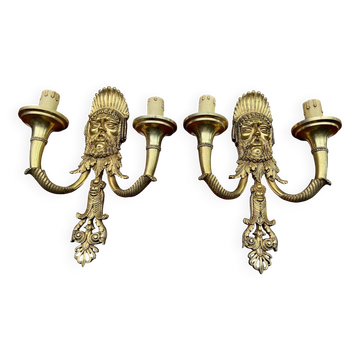 Paire d'appliques en bronze massif doré.