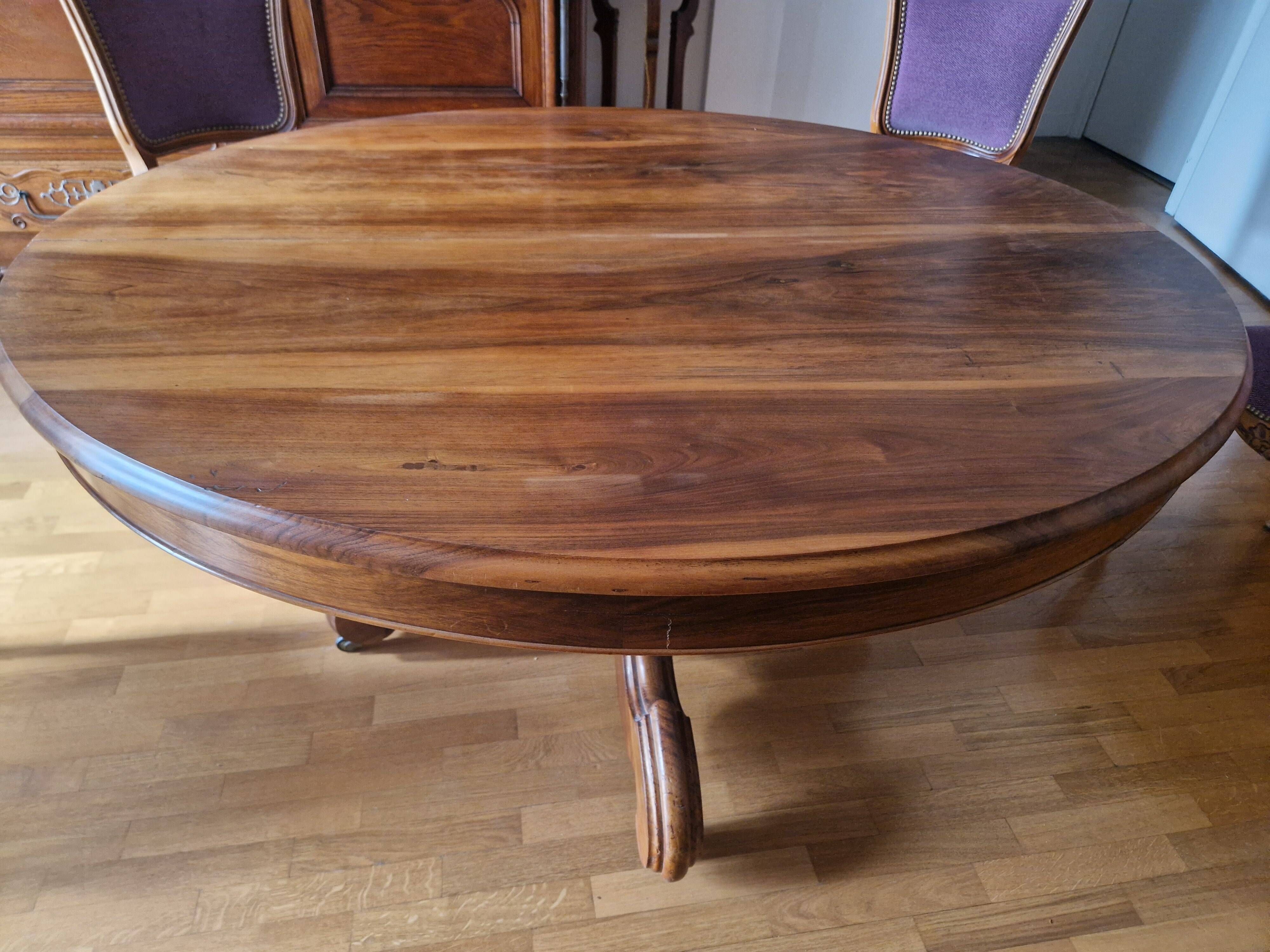 Solid walnut gueridon table for 6 to 16 guests.
