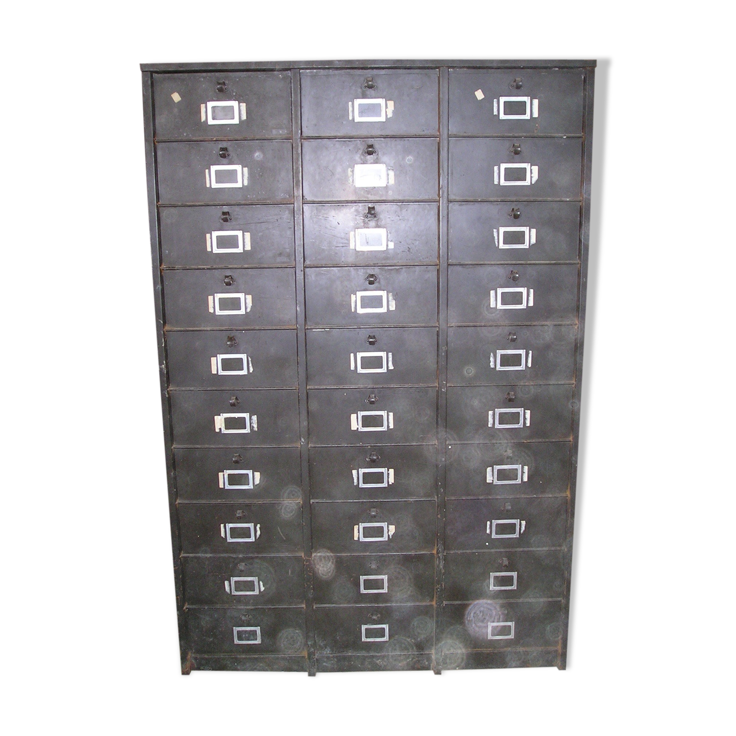 Furniture old metal riveted 30 drawers valve strafor