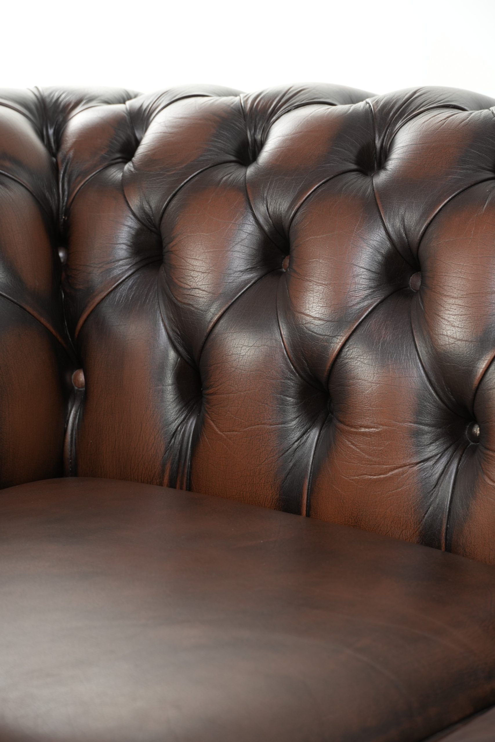 Nice cow leather Chesterfield 2-seater sofa in English style