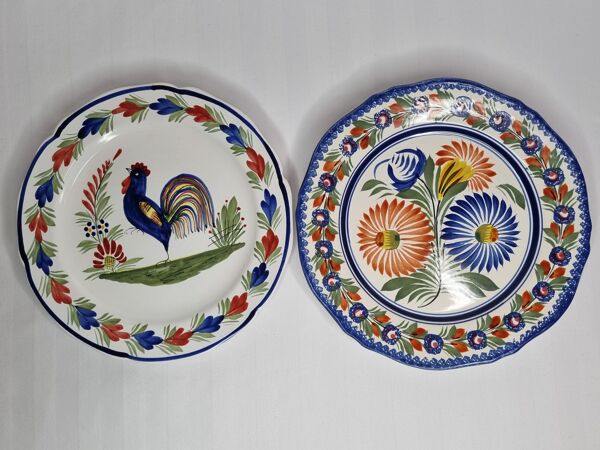 Paire d'assiettes plates Henriot Quimper à décor de coq et de fleurs