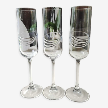 Lot de 3 flûtes à champagne en cristal.Motifs spirales