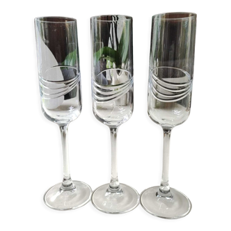 Lot de 3 flûtes à champagne en cristal.Motifs spirales