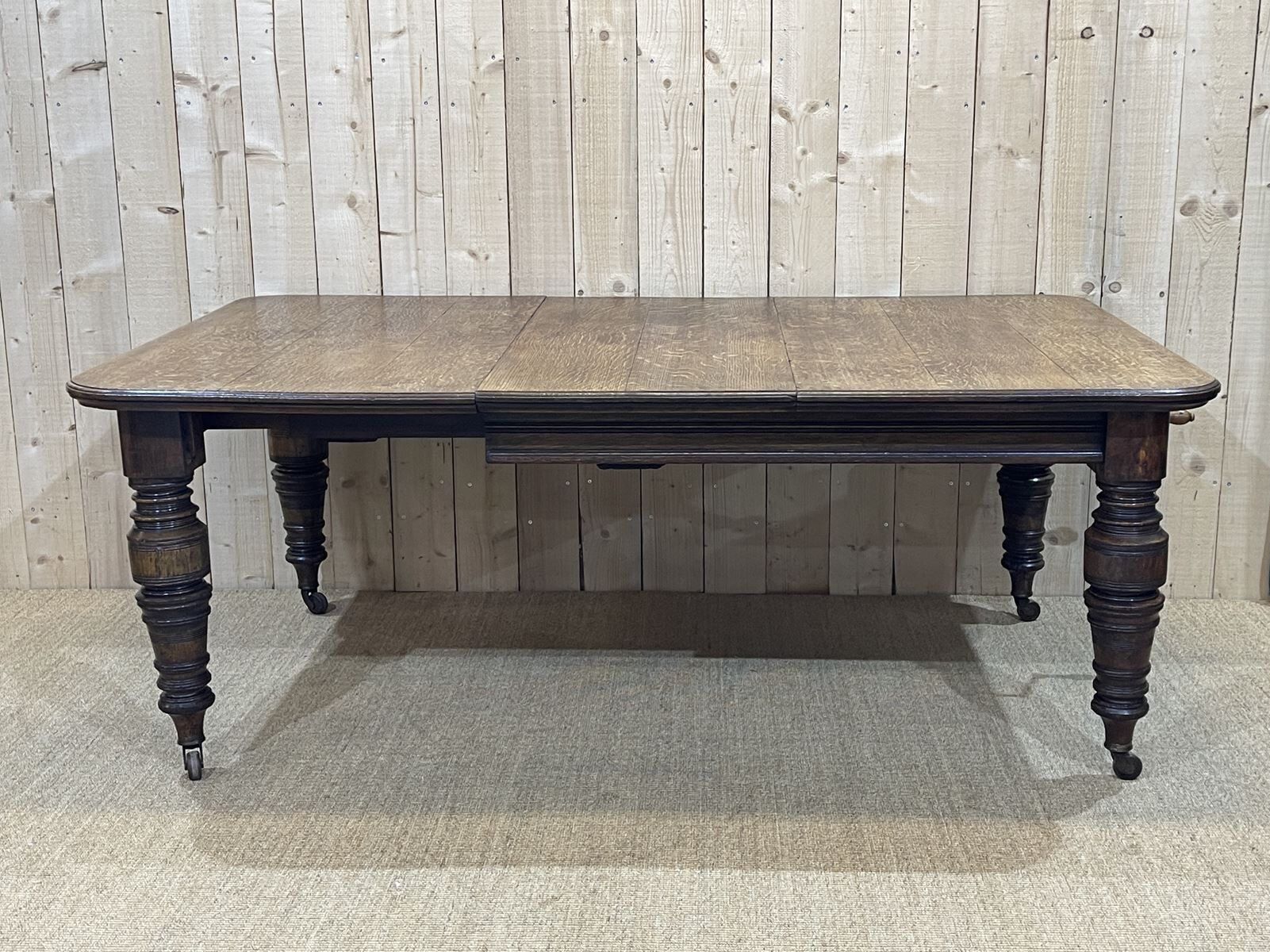 English nineteenth oak table with 1 crank extension