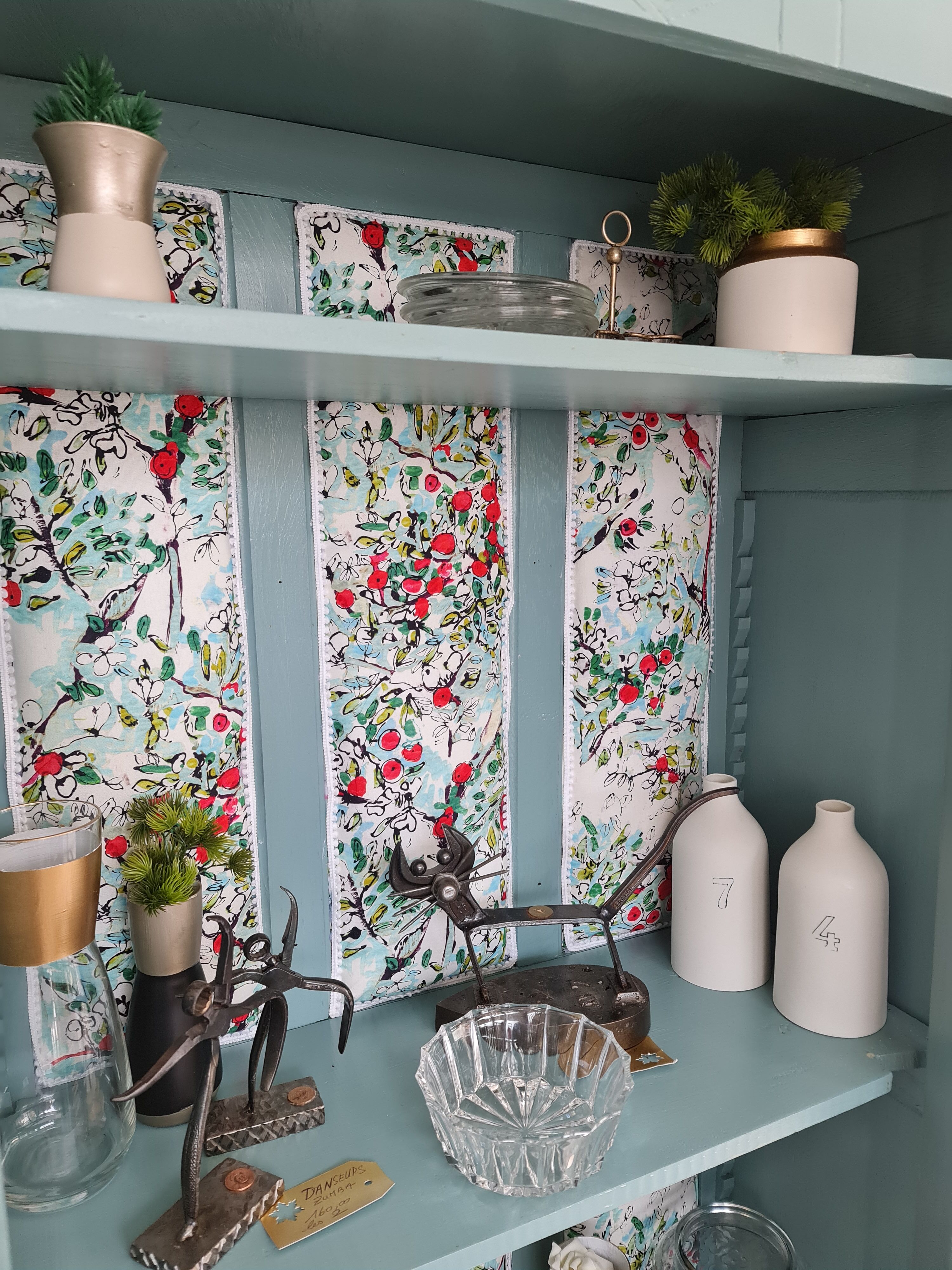 Vitrine style art déco jolie monogramme B couleur impérial intérieur ouatine et tissus créateur