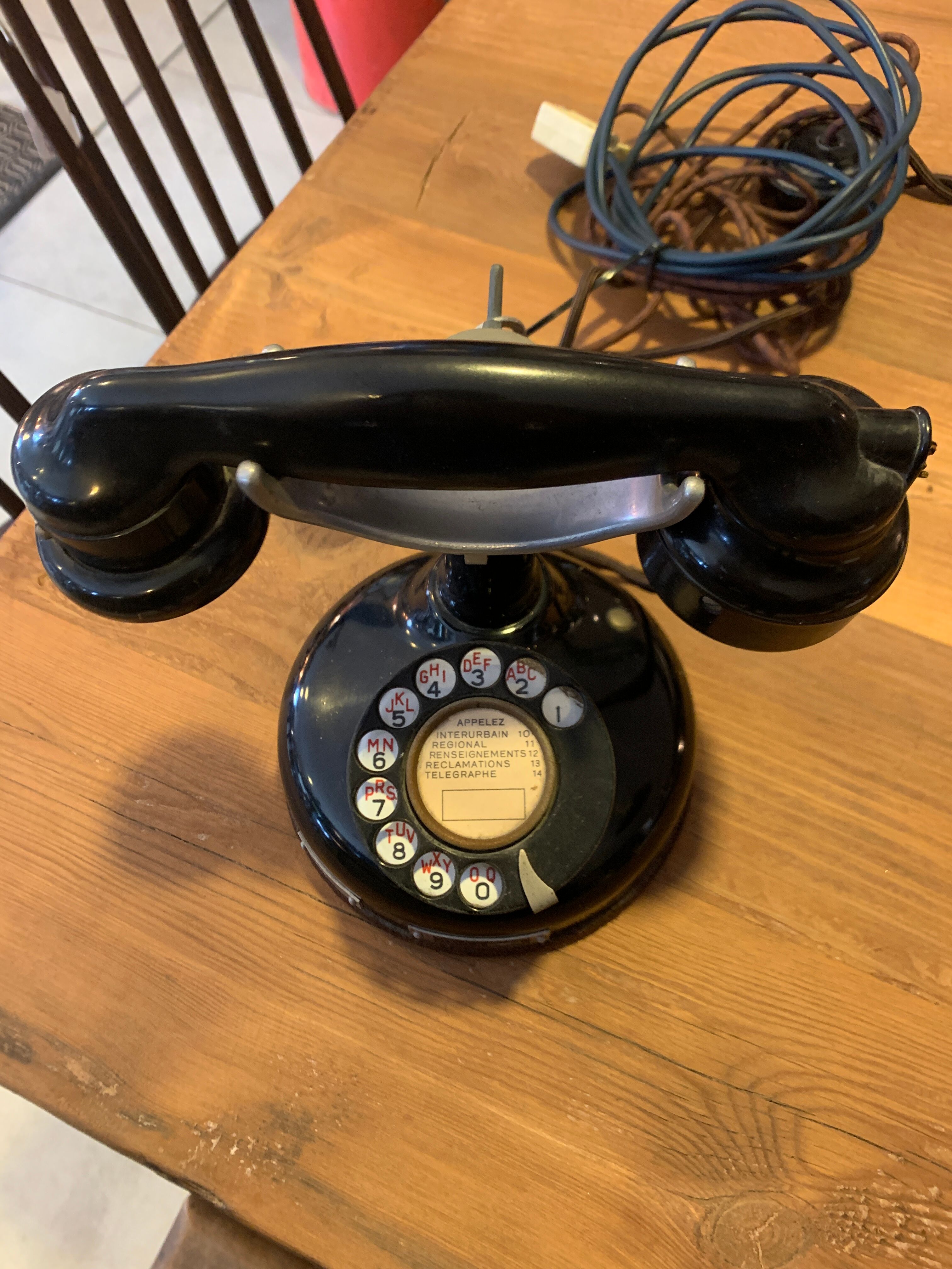 Burgunder column phone in bakelite