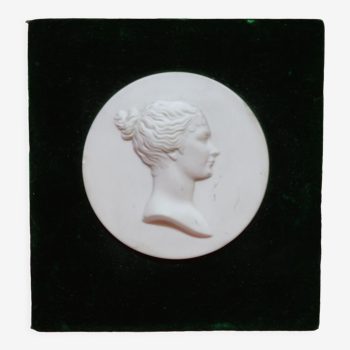 Medallion of profile of woman in biscuit of the manufacture nationale de sèvres