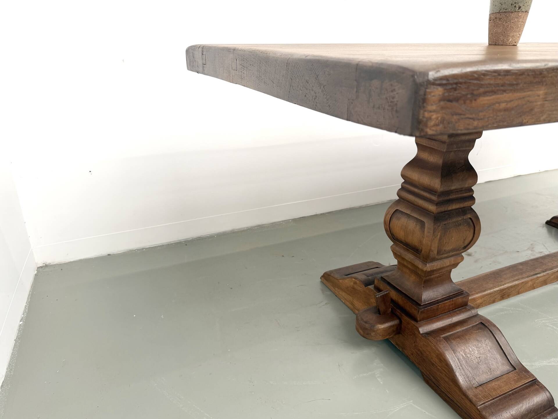 Table monastère en chêne massif, balustres tournés, France, années 1930