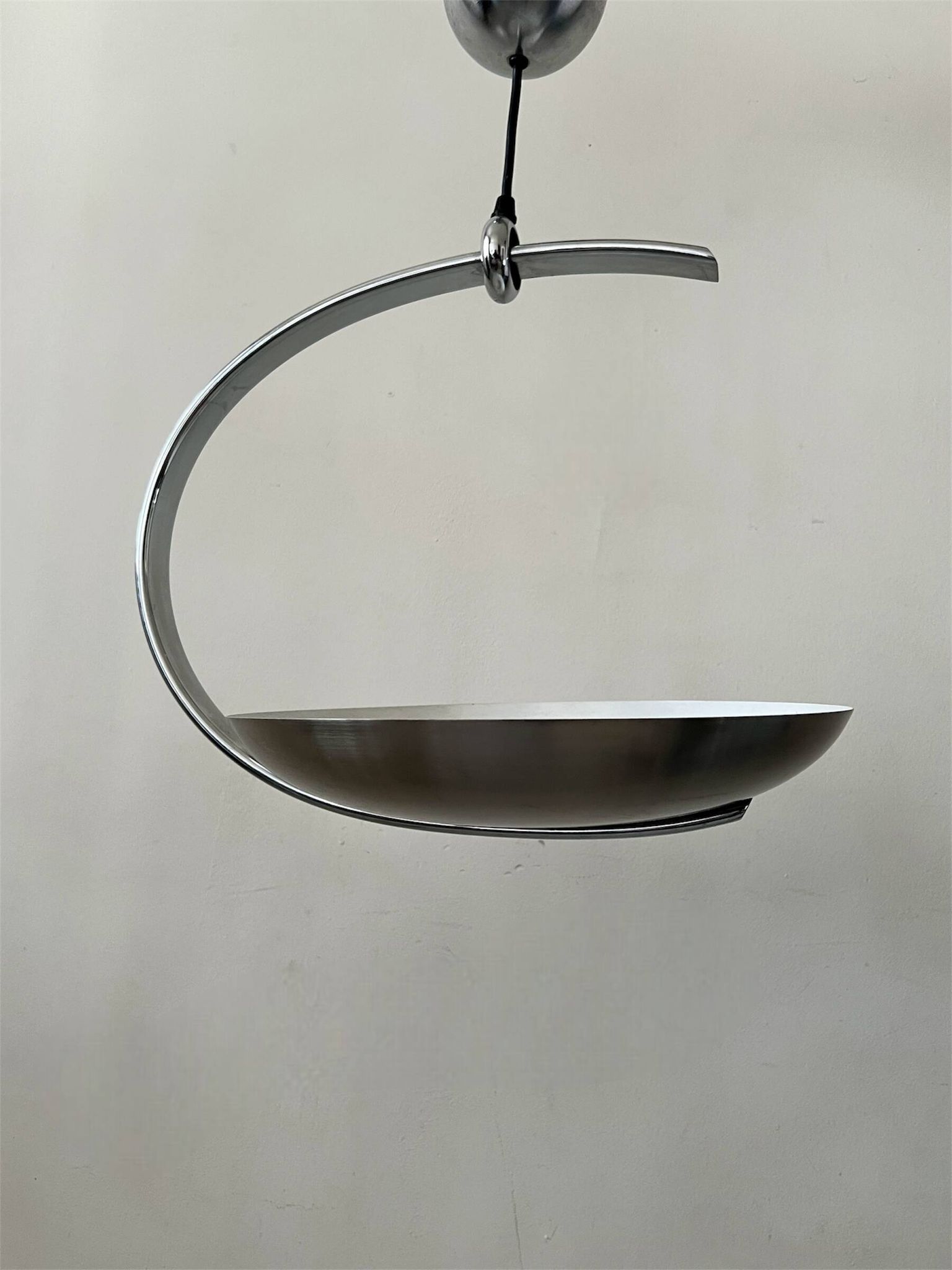 Suspension design arc métal chromé "les actuels" de Lucien Gau, Paris 1960