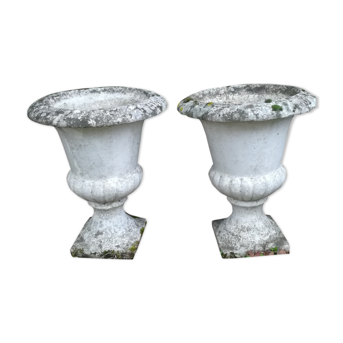 Paire de vases Médicis en pierre blanche