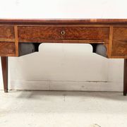 Bureau plat de style Louis XVI en acjou et placage XIX siècle