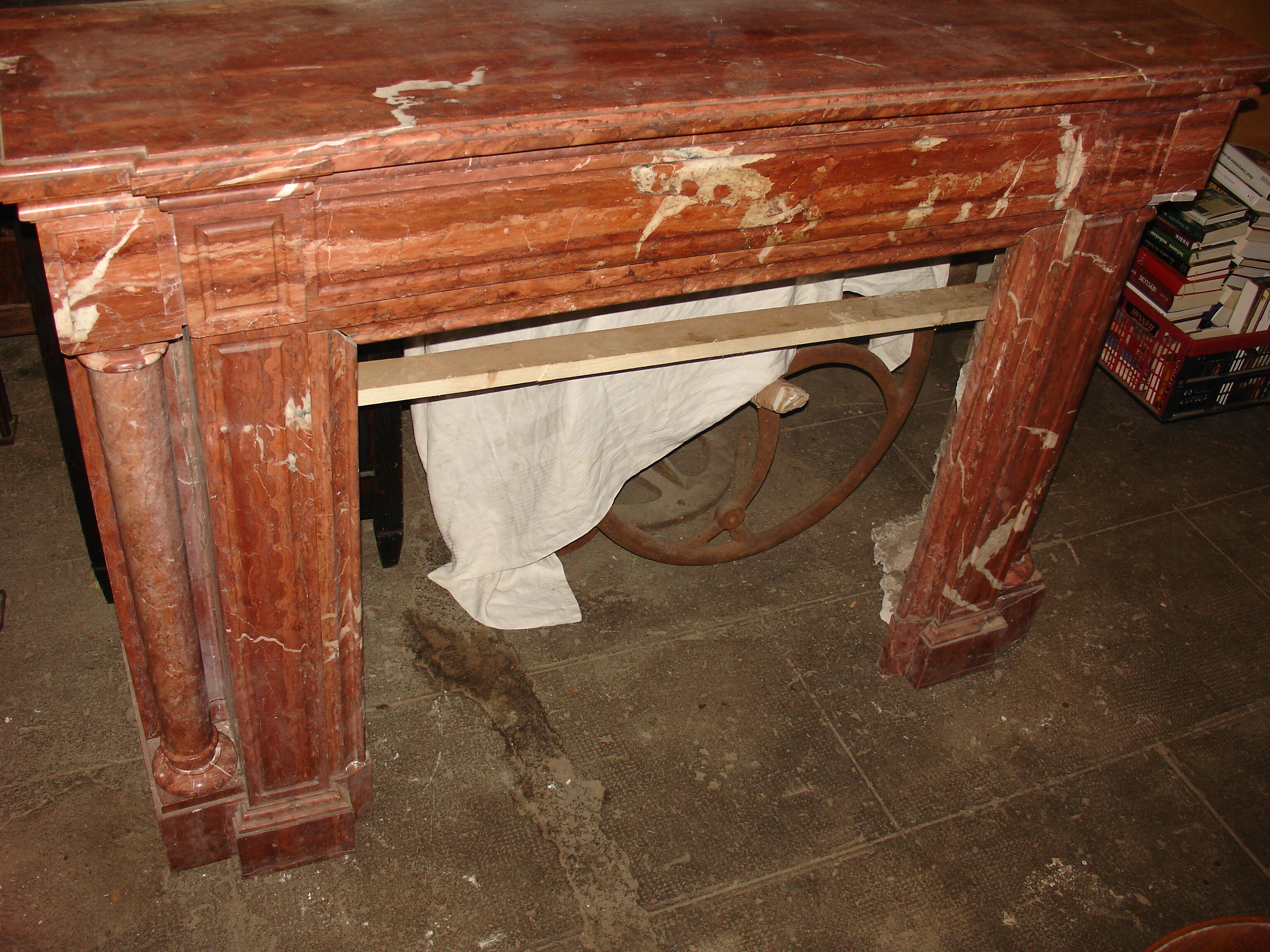 Fireplace columns in red marble of Languedoc and dating from the end of the XIX century