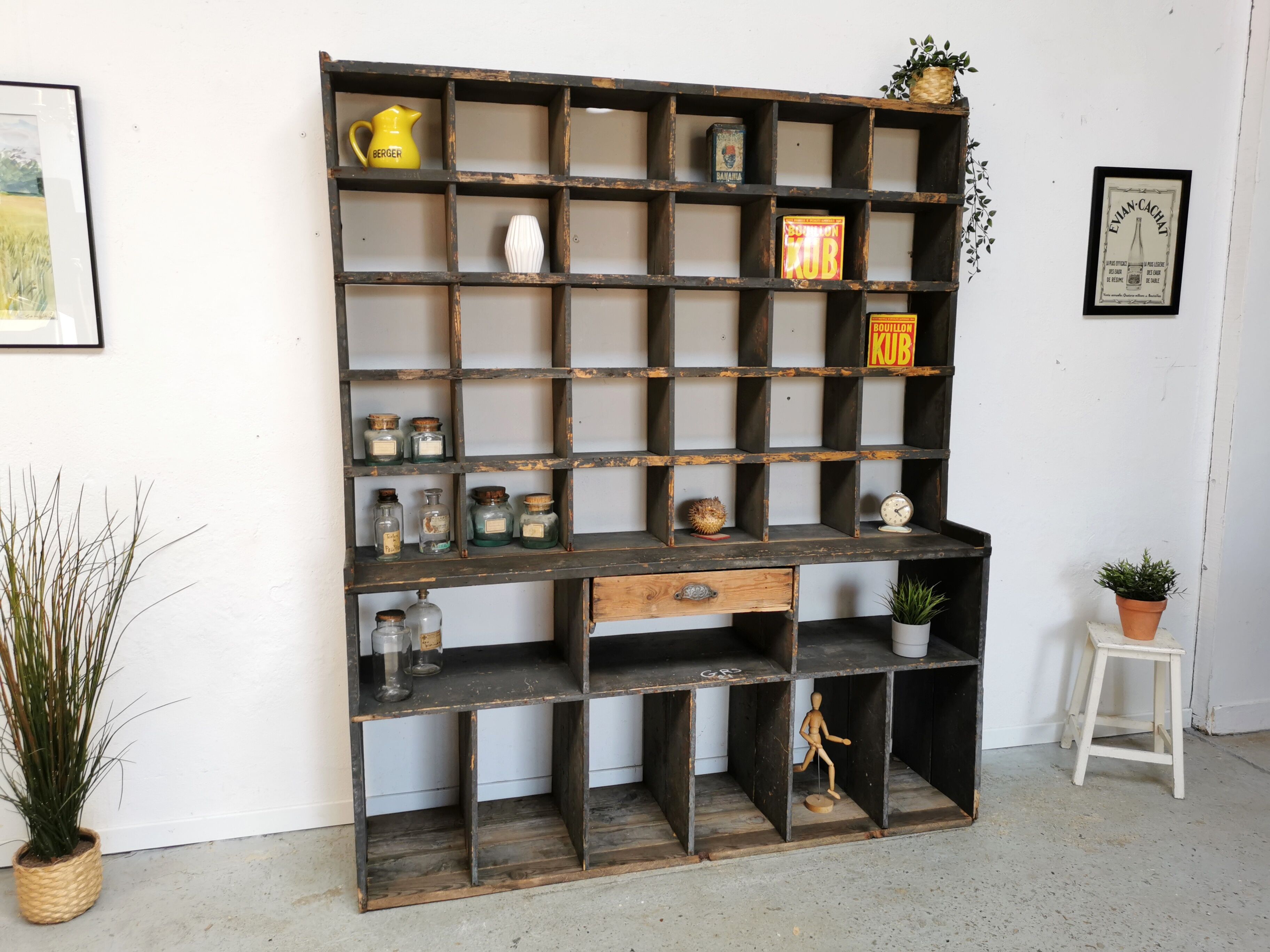 Meuble de métier à casiers bibliothèque