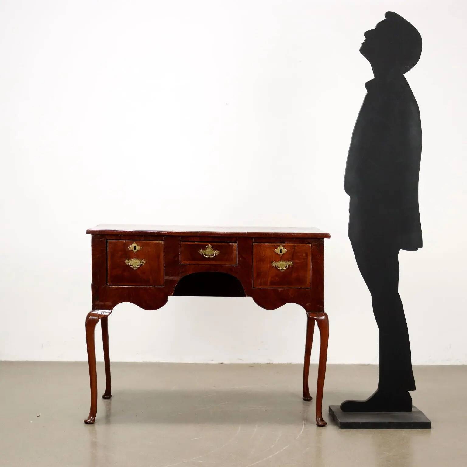Antique Chippendale writing desk in walnut, oak, and fir, 18th century.