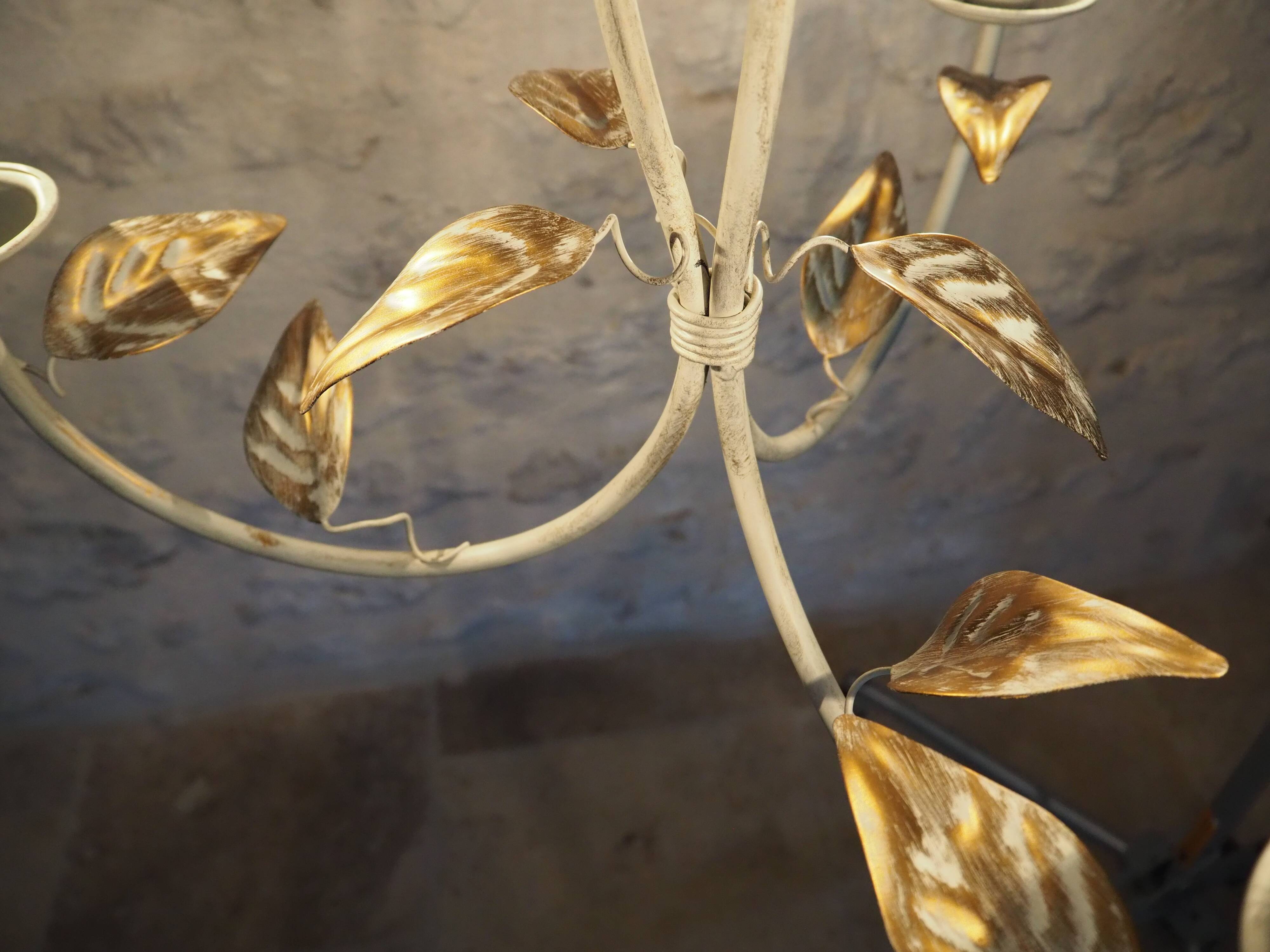 3-light pendant light in off-white color, gold edging and gold leaves
