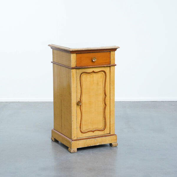 Table de chevet/entrée ancienne en bois à une porte avec un plateau en marbre clair