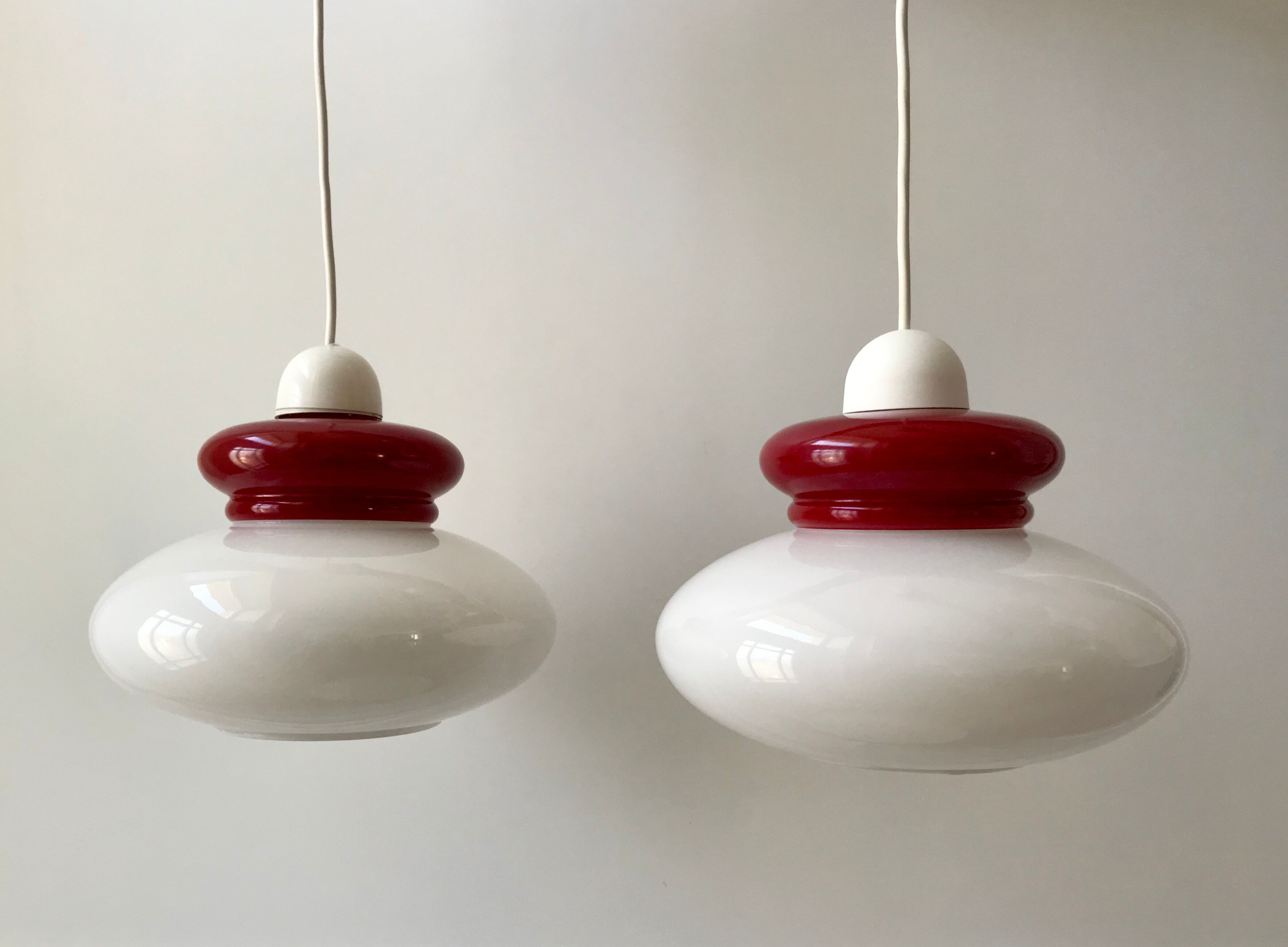 Duo de suspensions en opaline blanche et rouge années 50