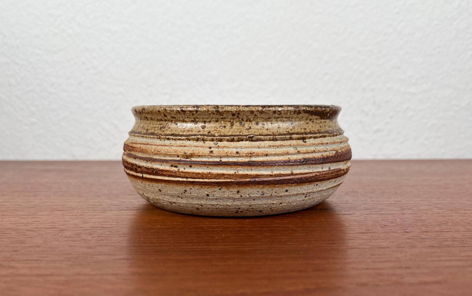 Danish studio pottery bowl from the mid-century by Tue Poulsen for Tue Keramik, 1960s.