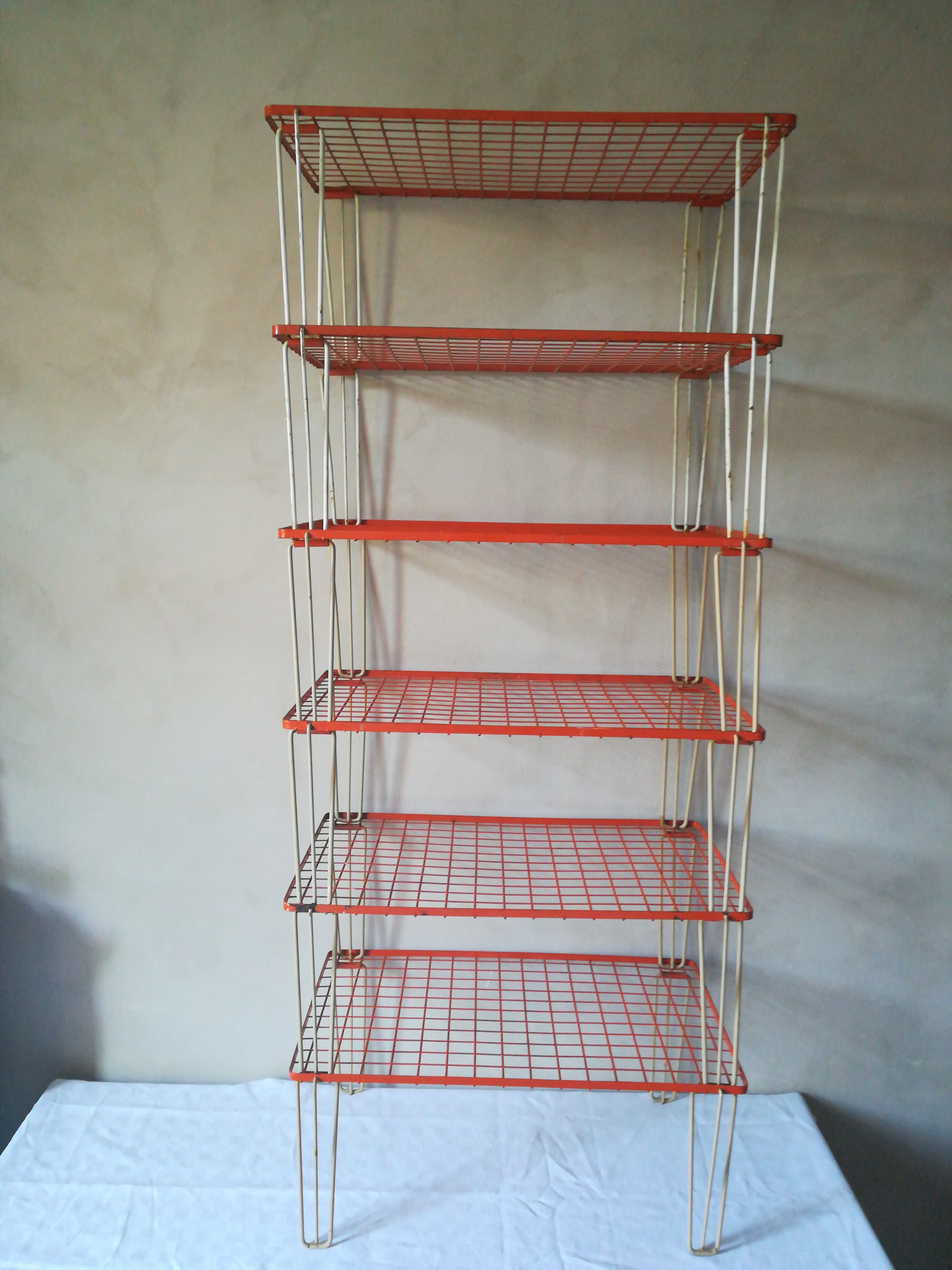 Étagères modulables en metal