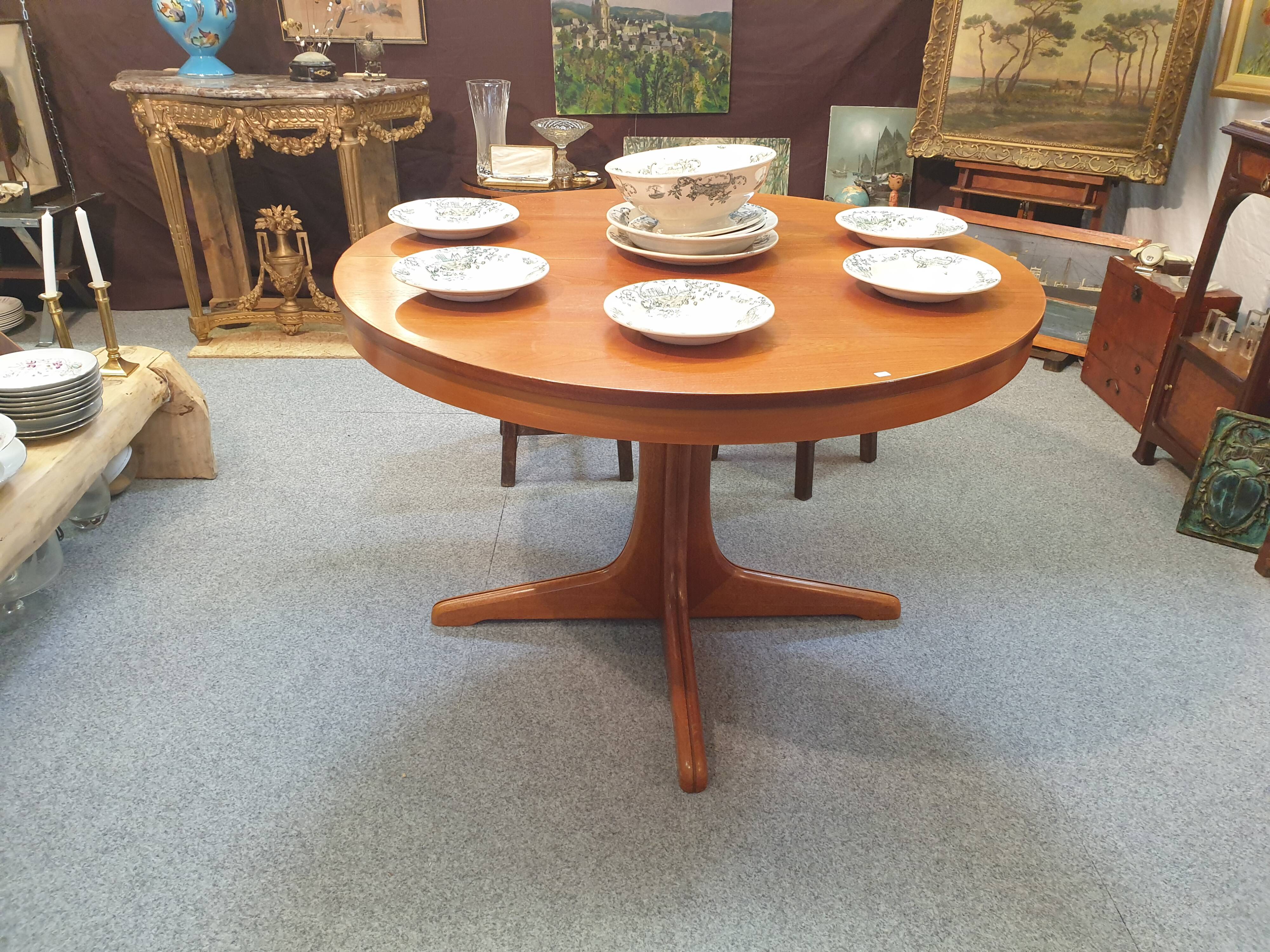 Table scandinave