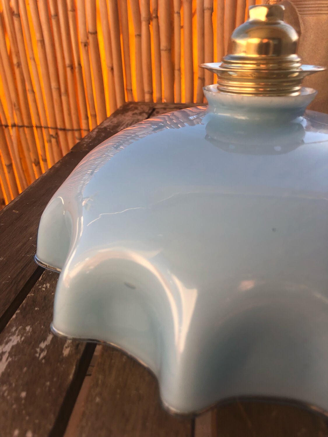 Blue opaline suspension