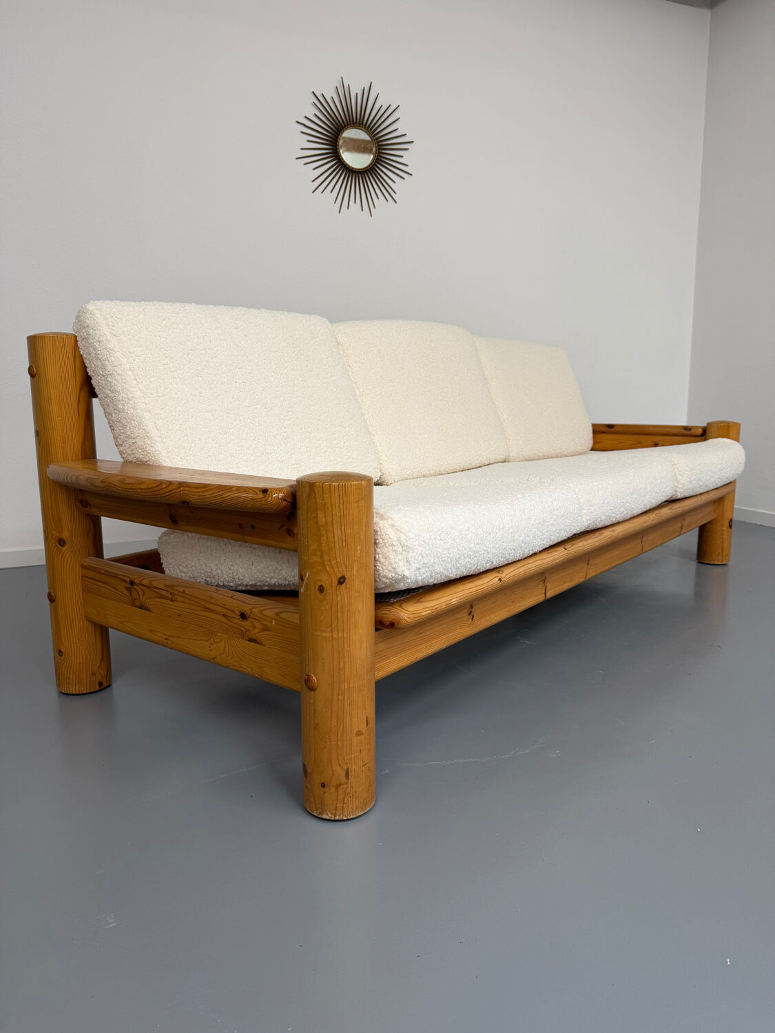 Canapé en pin massif et bouclette design scandinave des années 70