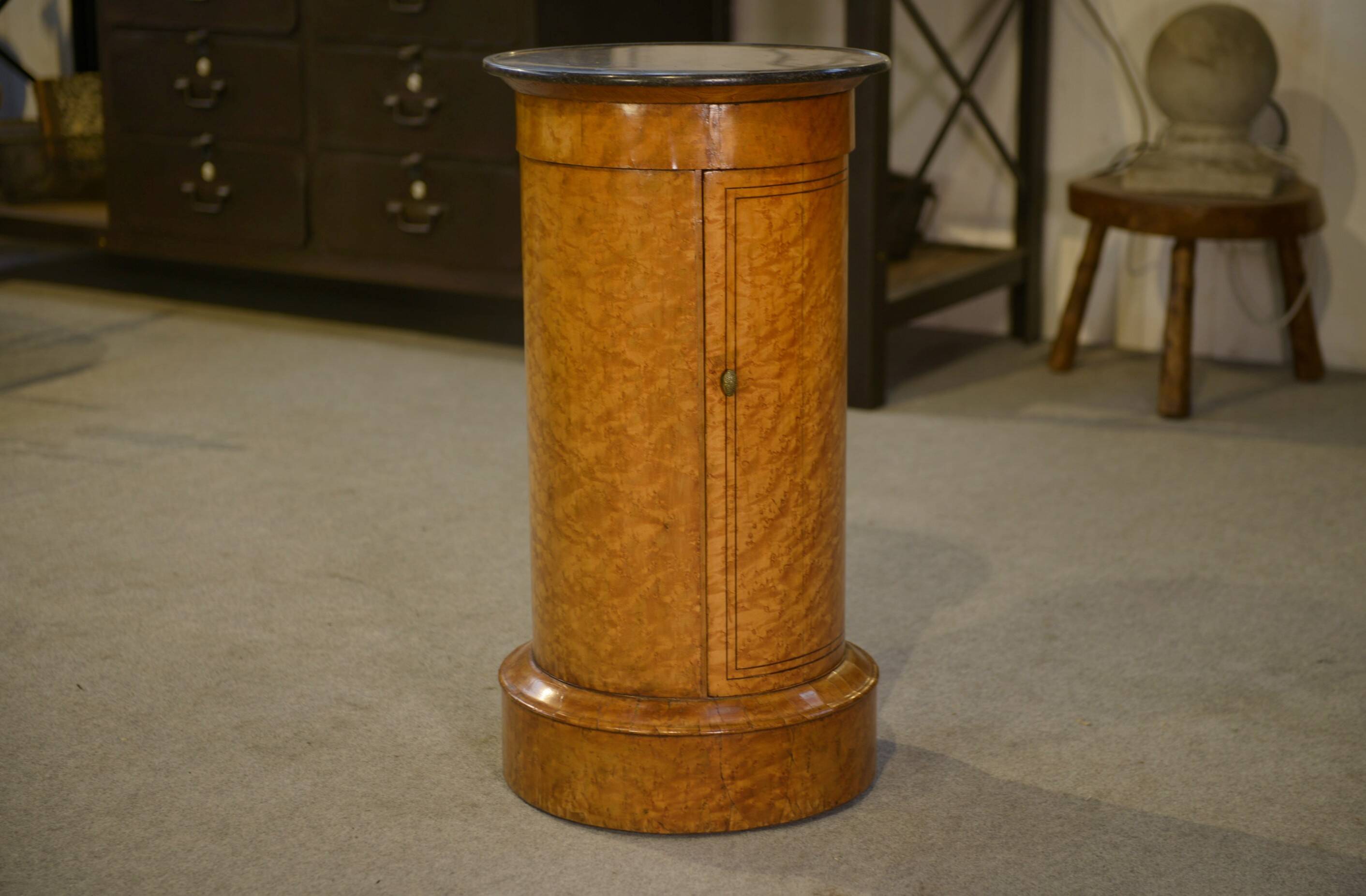 Empire gueridon in mottled maple with a blue stone top, 19th century.