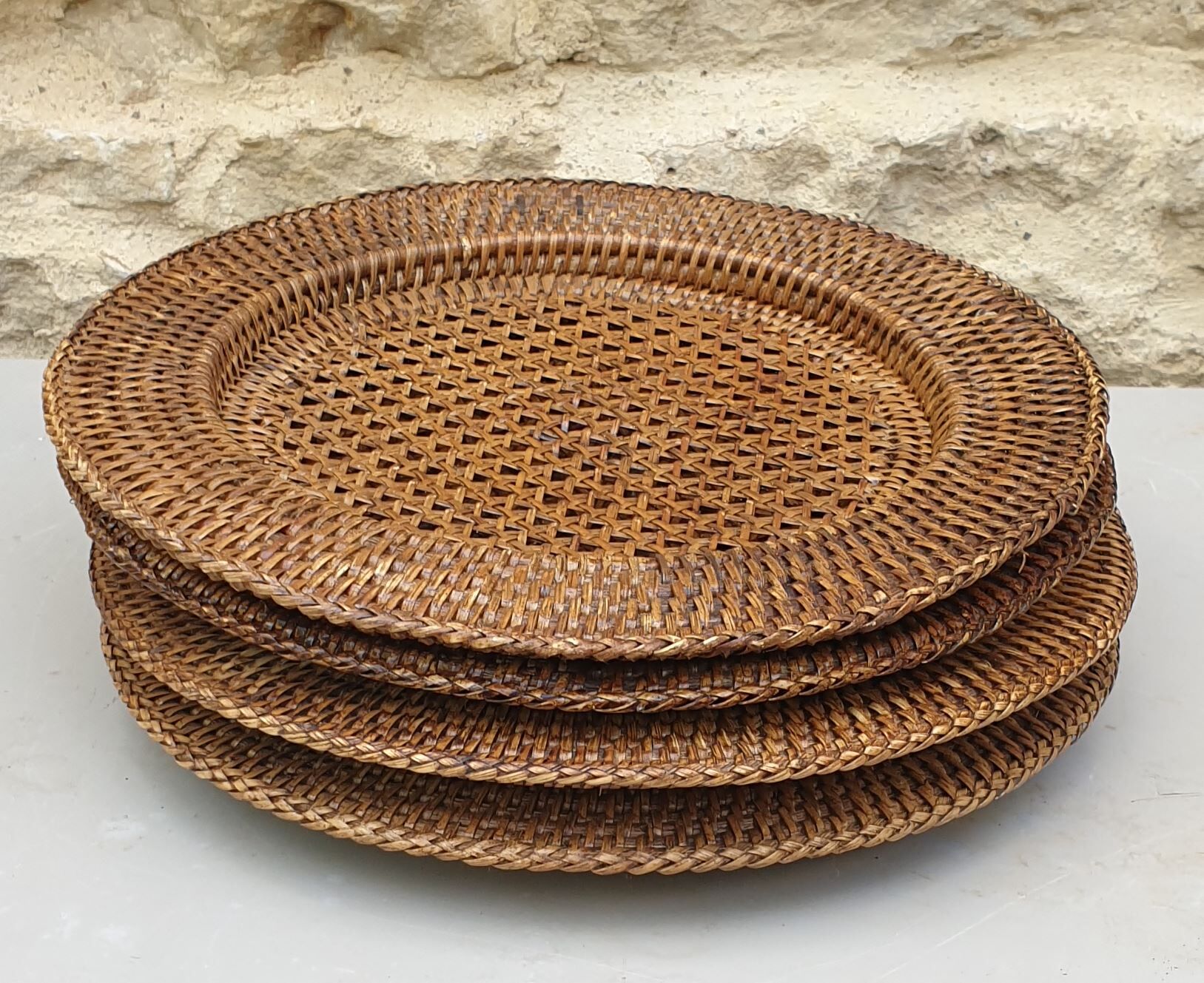 Set of 4 undersized plate in open brown rattan