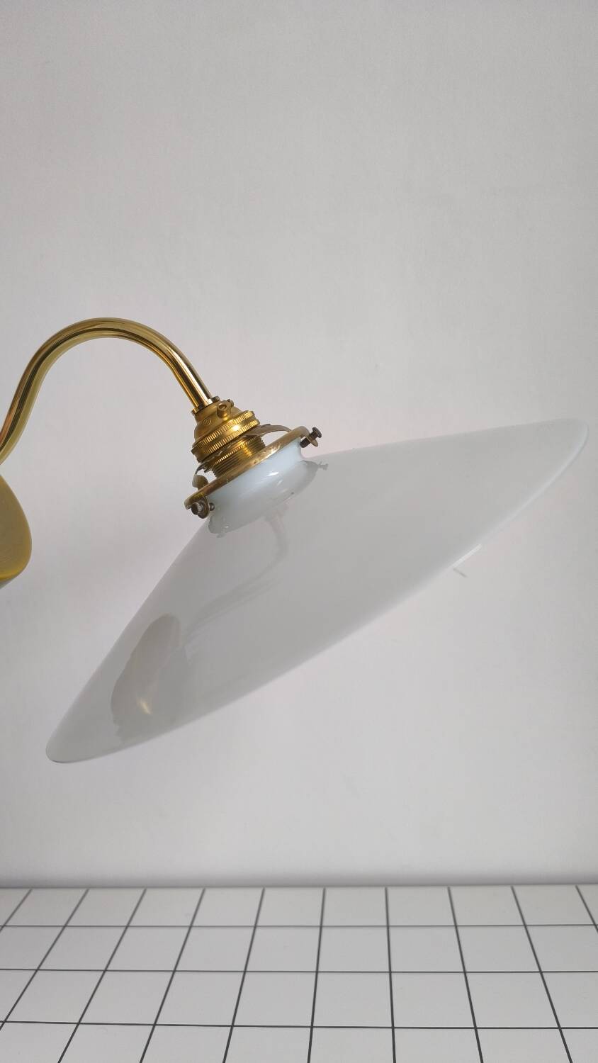 Applique en opaline lisse et laiton doré