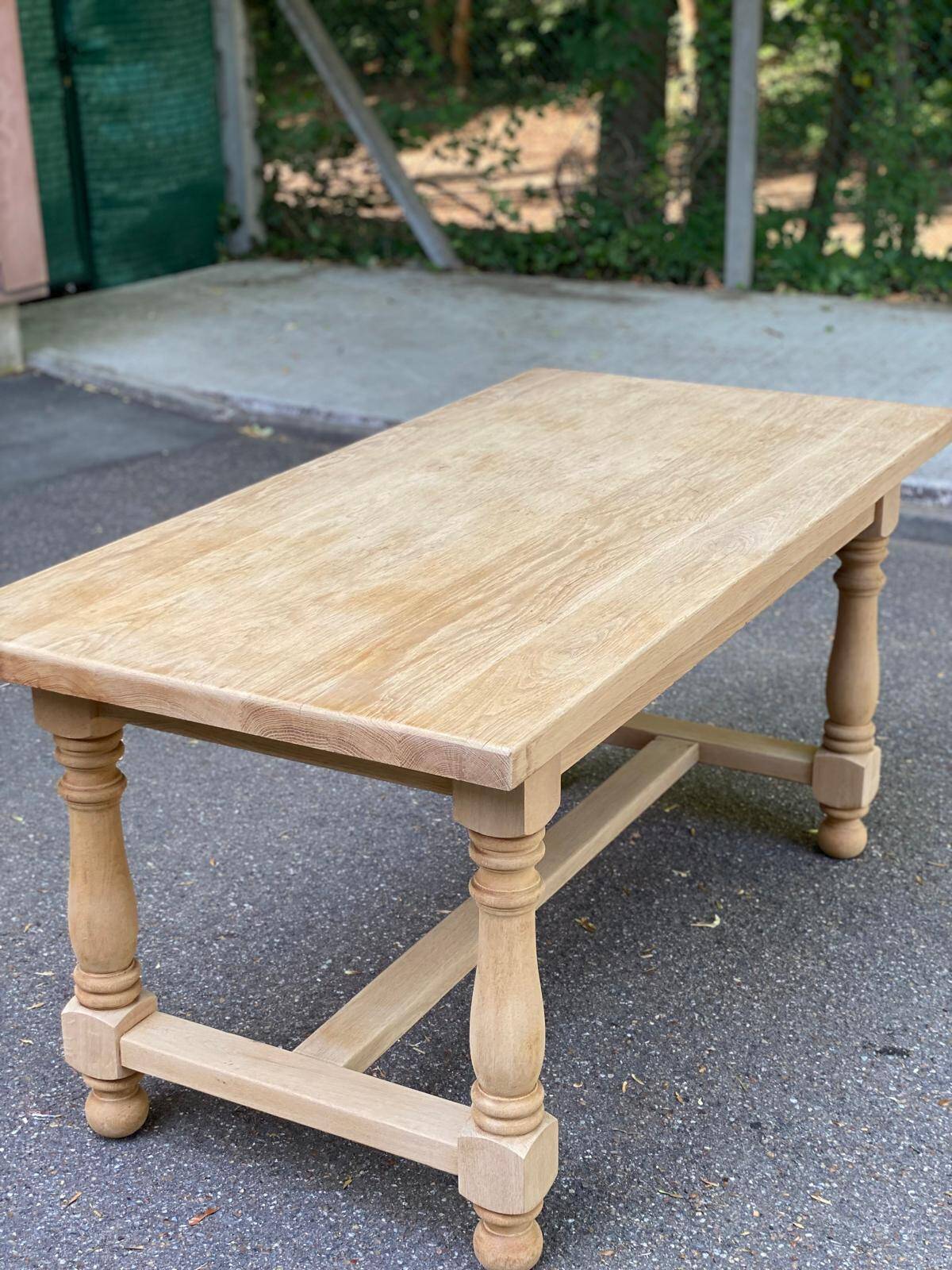 Renovated extendable farmhouse dining table made of solid raw oak from the 1950s.