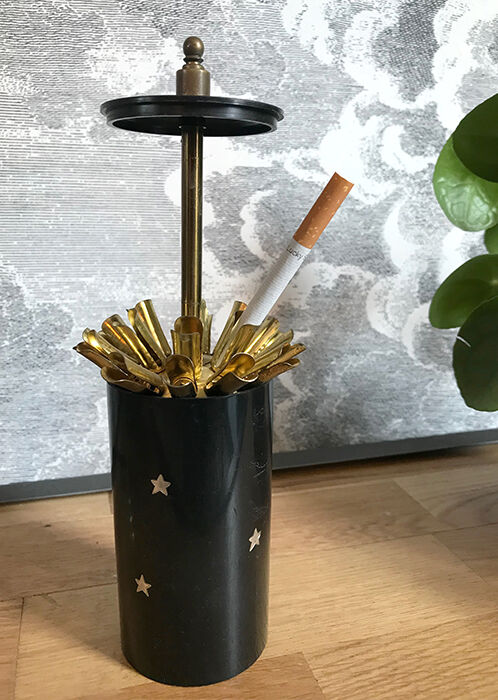 Table cigarette holder