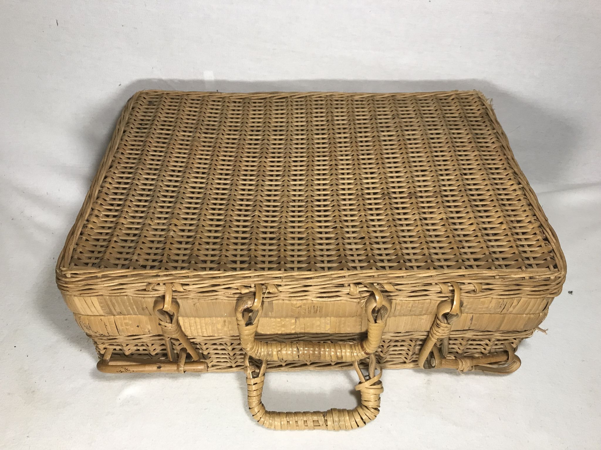 Old picnic basket 60s rattan wicker vintage