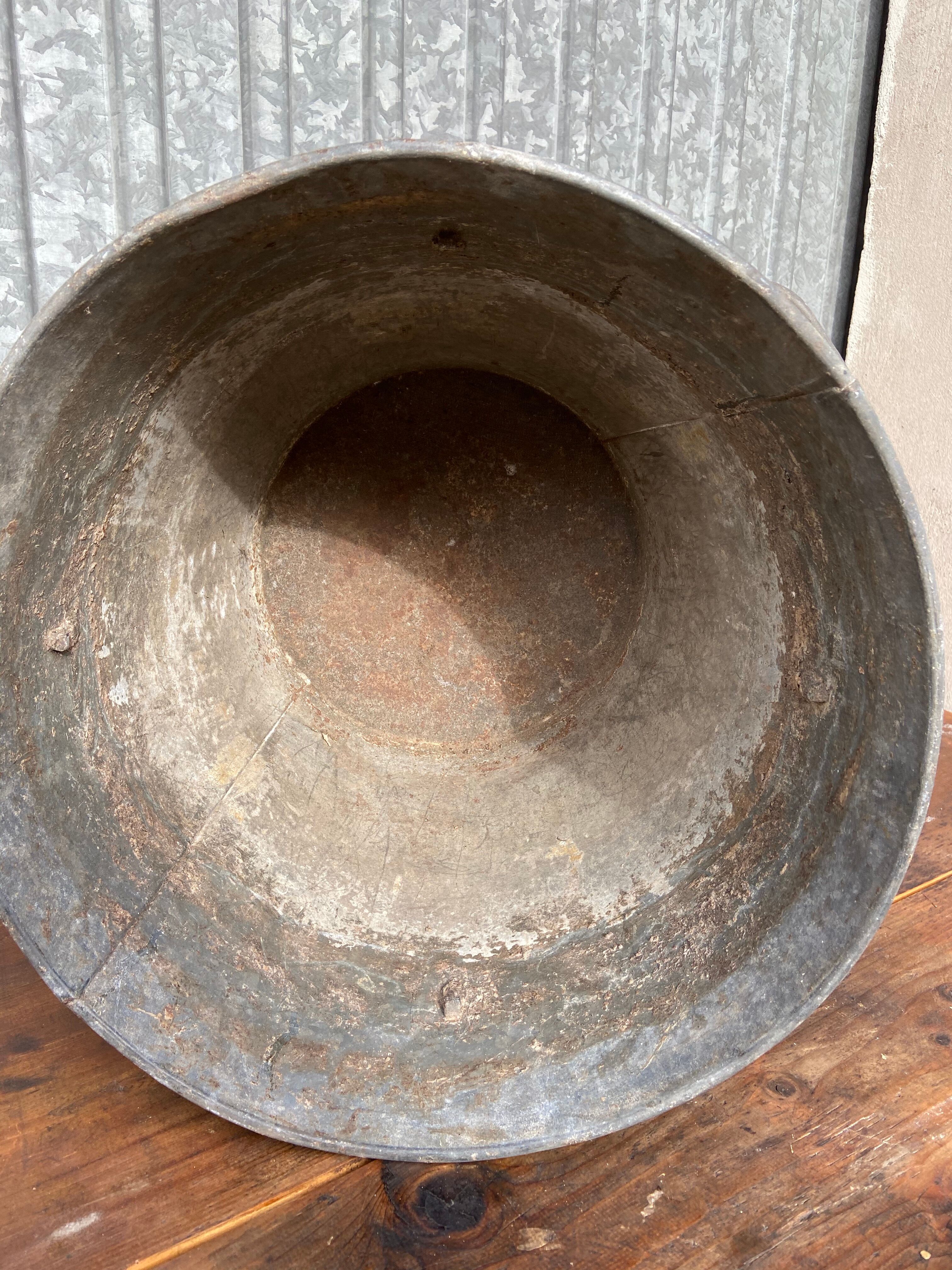 Ancient galvanized zinc laundry basin (133)