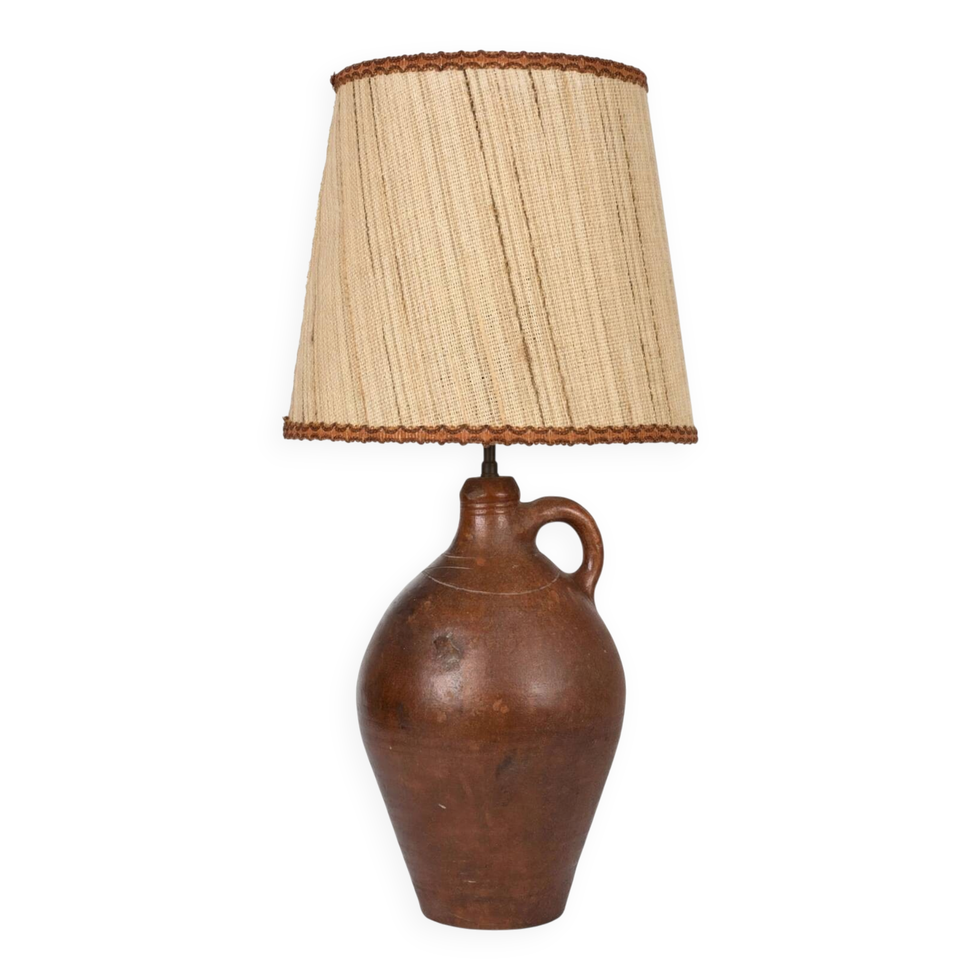 Lampe de table cruche en grès vernis, l'abat jour en jute tissé 70s