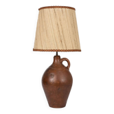 Lampe de table cruche en grès vernis, l'abat jour en jute tissé 70s