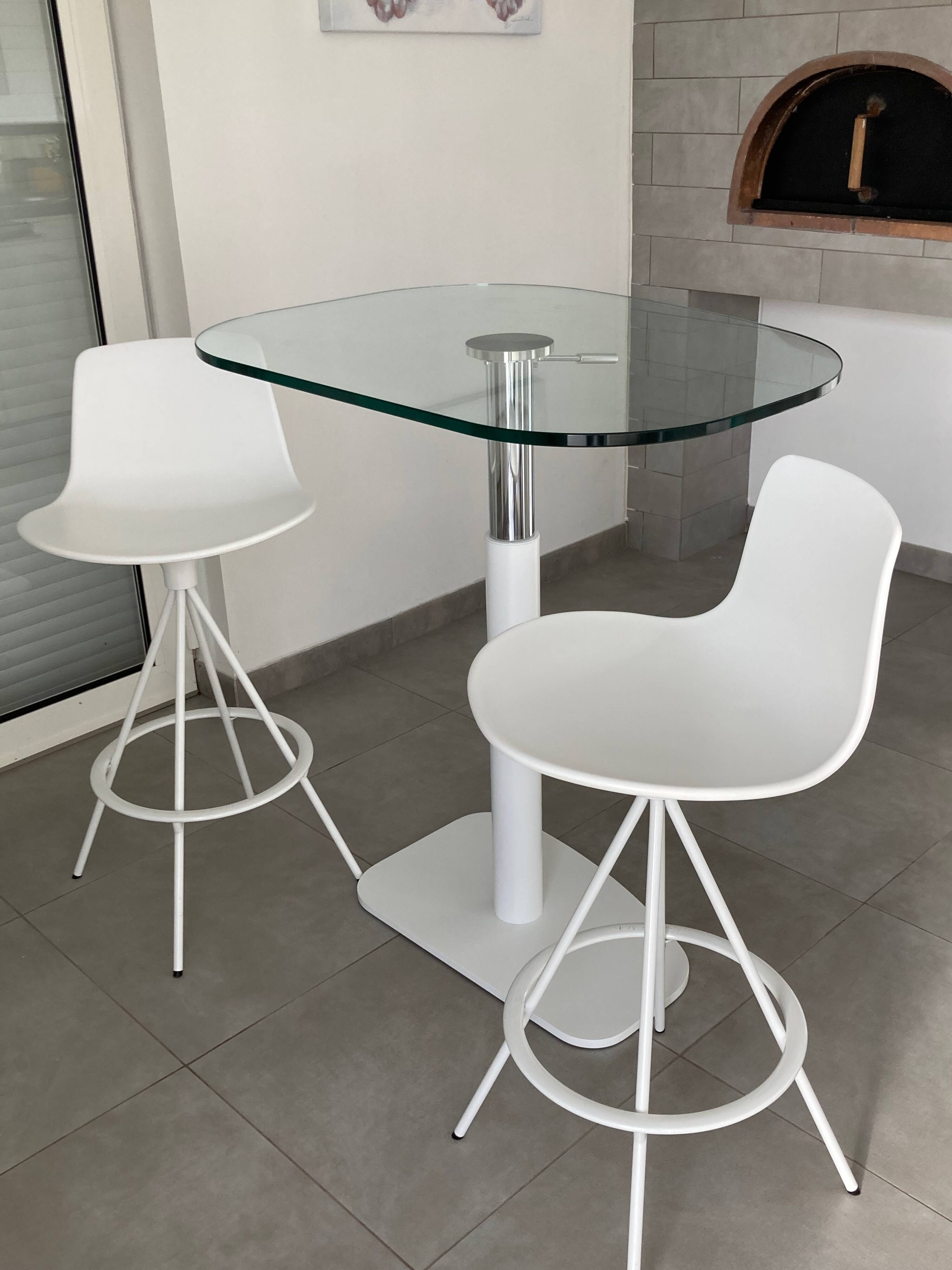 Standing dining table Ligne Roset with 2 stools
