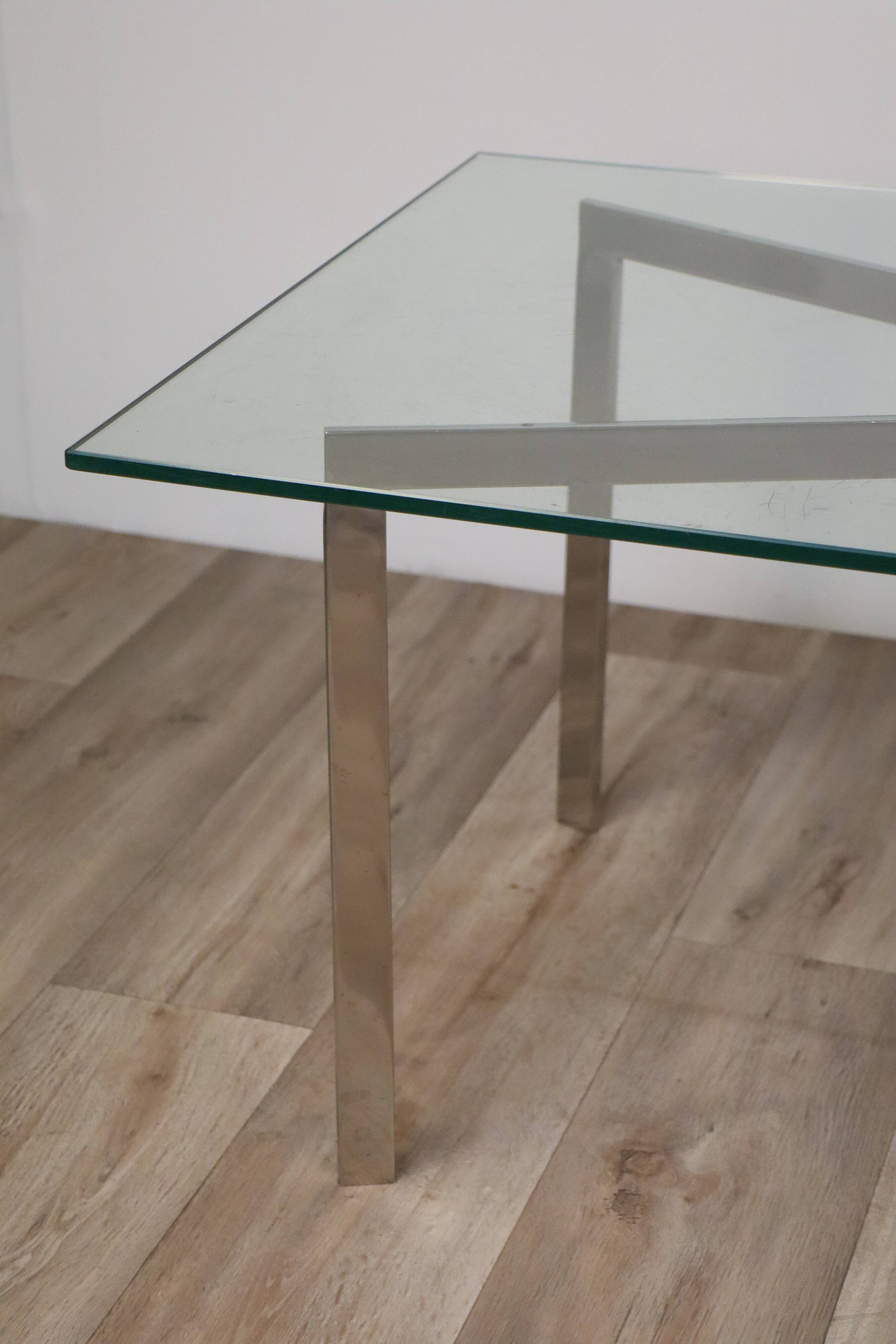 Table basse minimaliste en acier chromé et verre