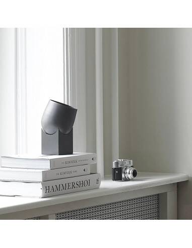 Lampe de table pivotante, projecteur en métal bronze patiné, œuvre contemporaine.