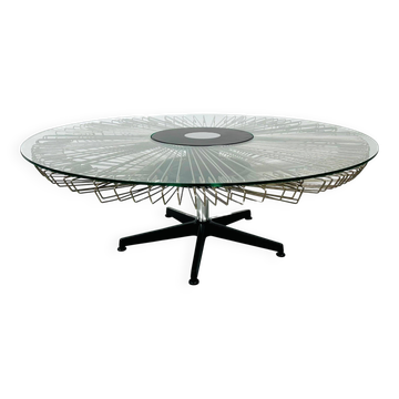 Table basse pivotante italienne en verre et métal, conçue pour Prada, années 1990.