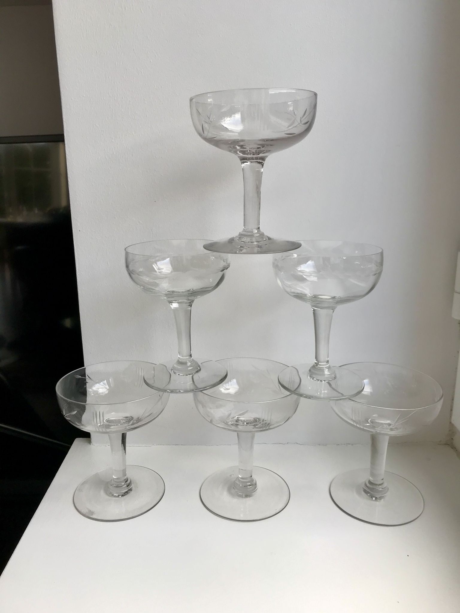 Set of 6 depicted Art Deco engraved crystal champagne glasses mismatched 50s