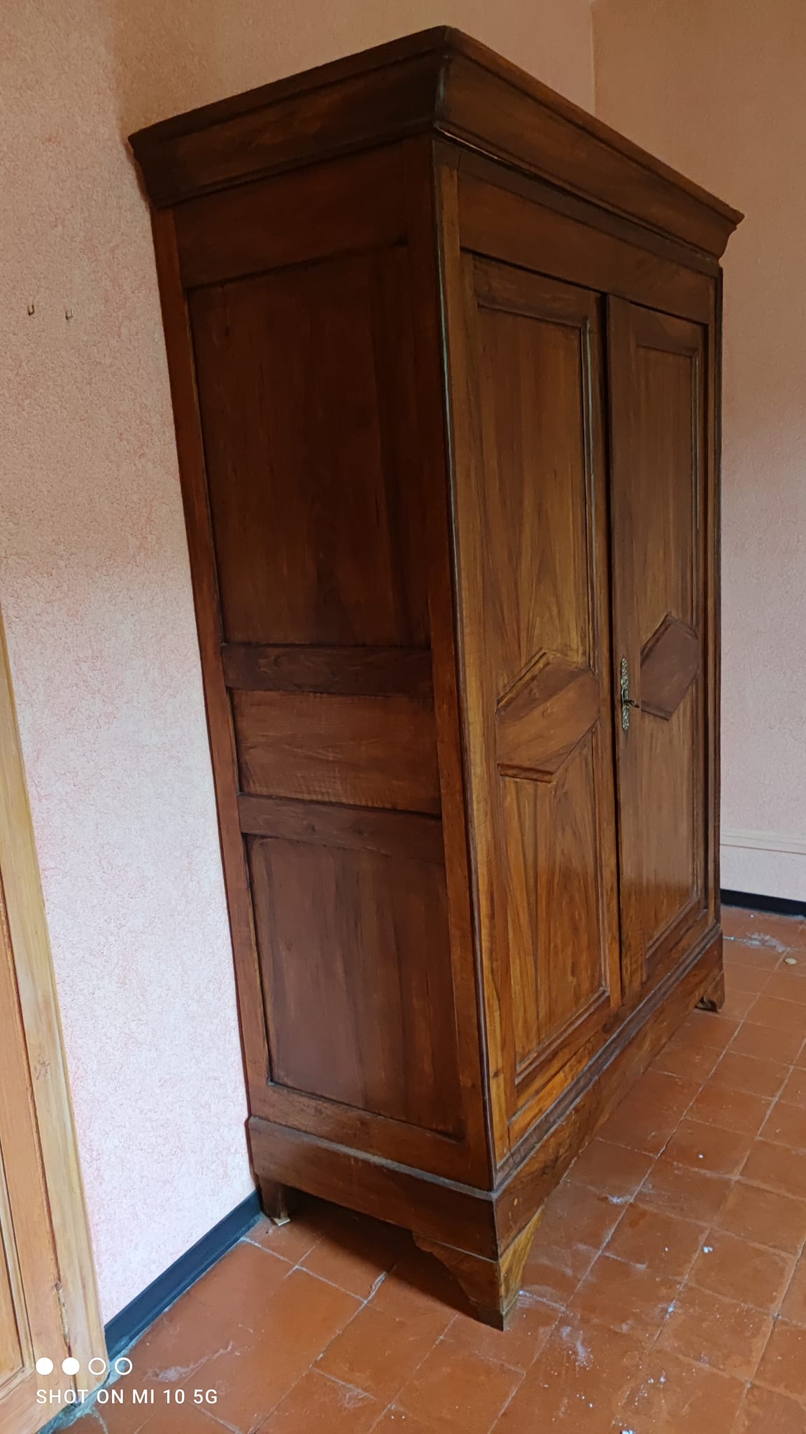 Petite armoire en noyer massif époque Consulat vers 1830