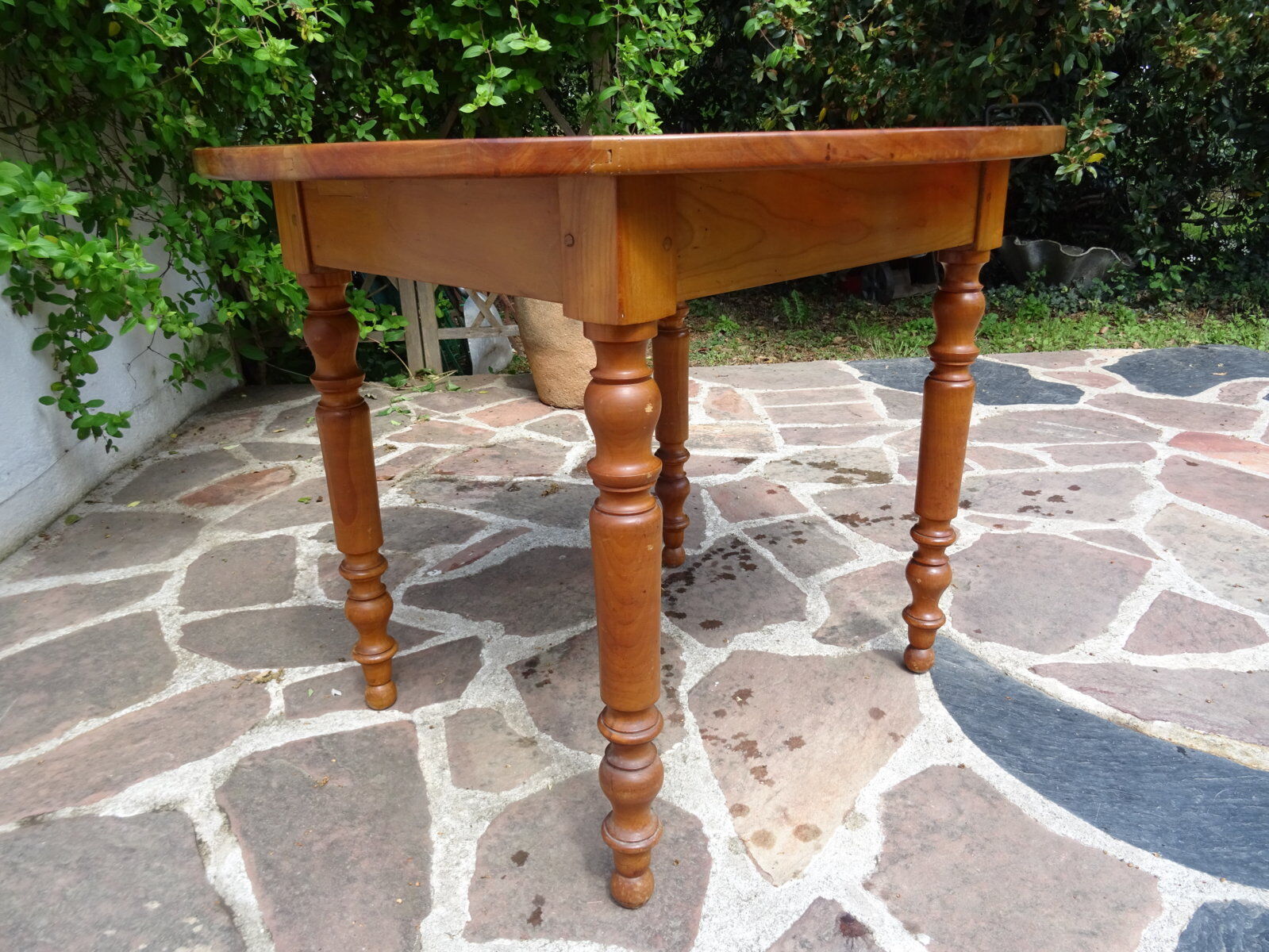 Table ovale bois fruitier