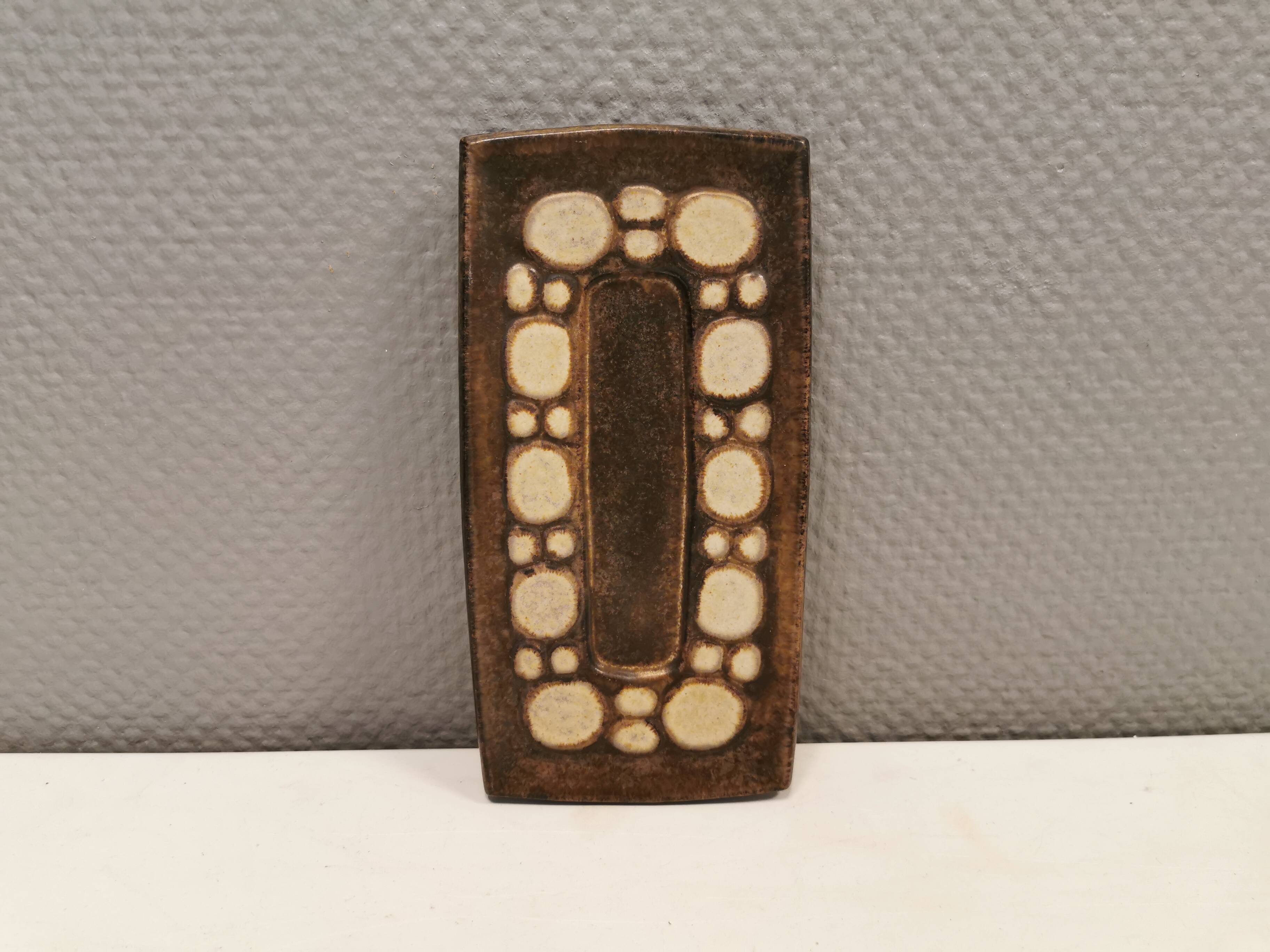 Petit plat vintage conçu et réalisé par Marianne Stark (MS) pour Michael Andersen ceramics Danemark