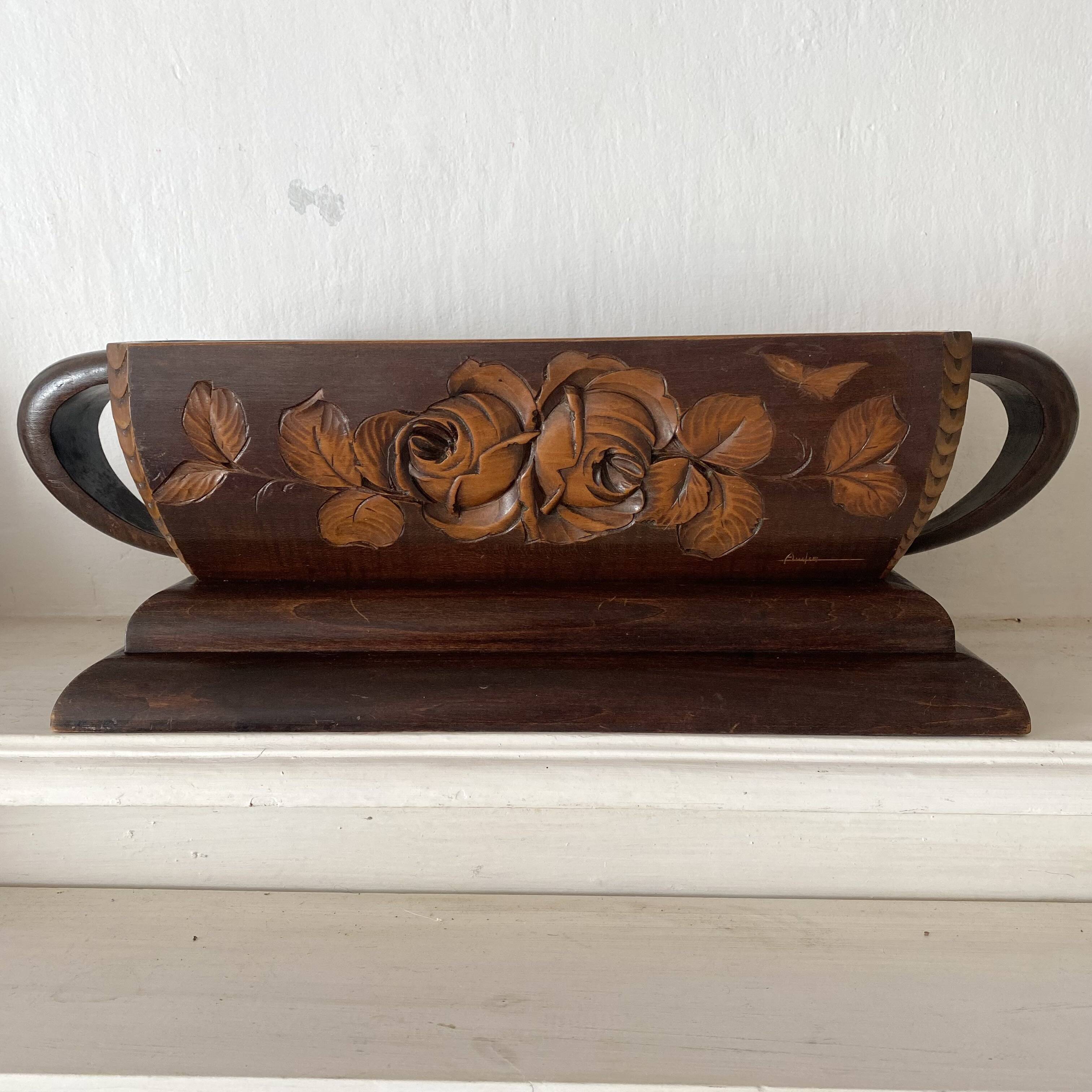 Art Deco jardinière in carved wood, decorated with roses.