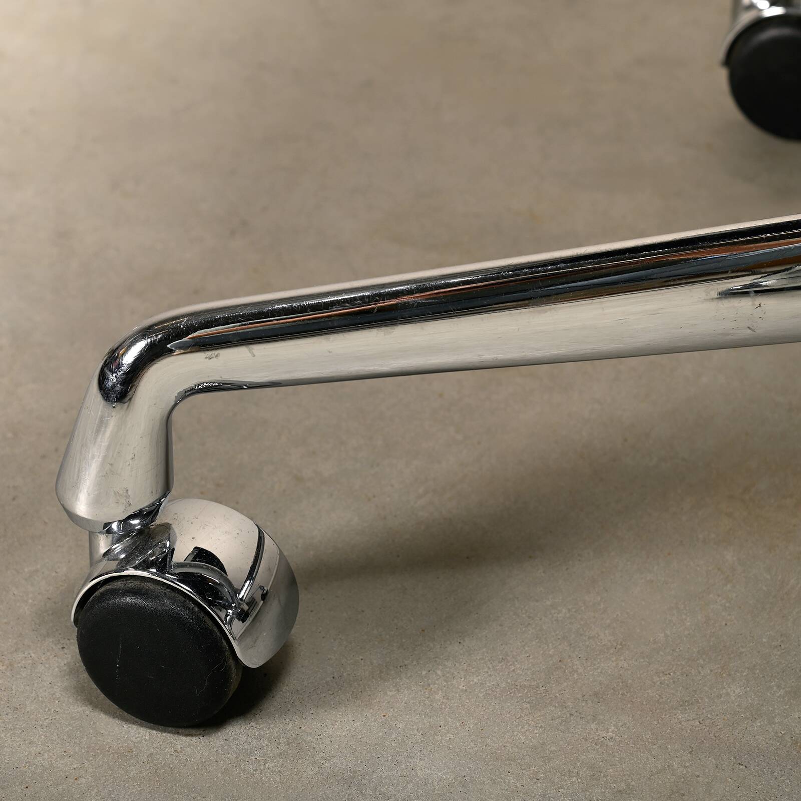 Charles & Ray Eames EA219 Office Chair in Chrome and Black leather, Vitra